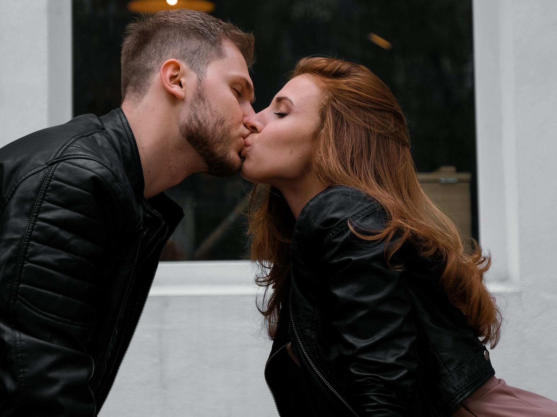 rebound beziehung macht glücklich paar küsst sich