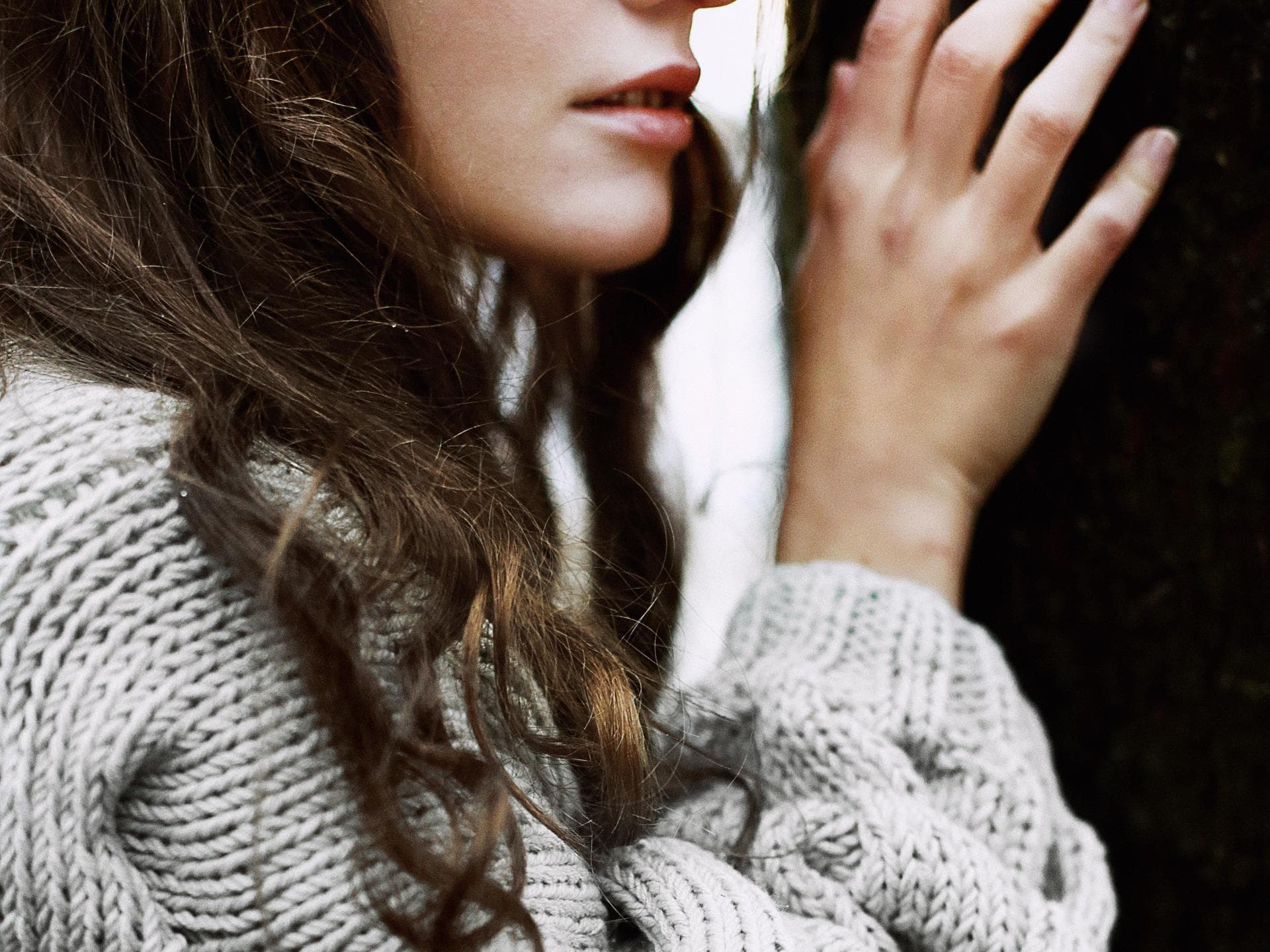 Wolle waschen Frau mit Wollpullover