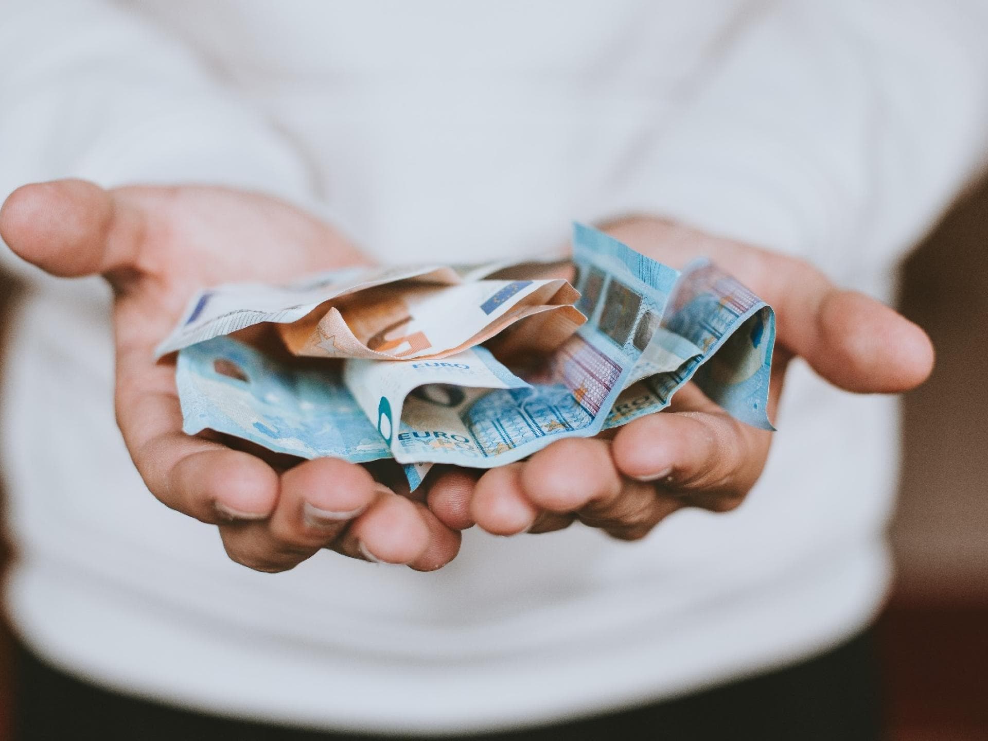 bargeld in der hand
