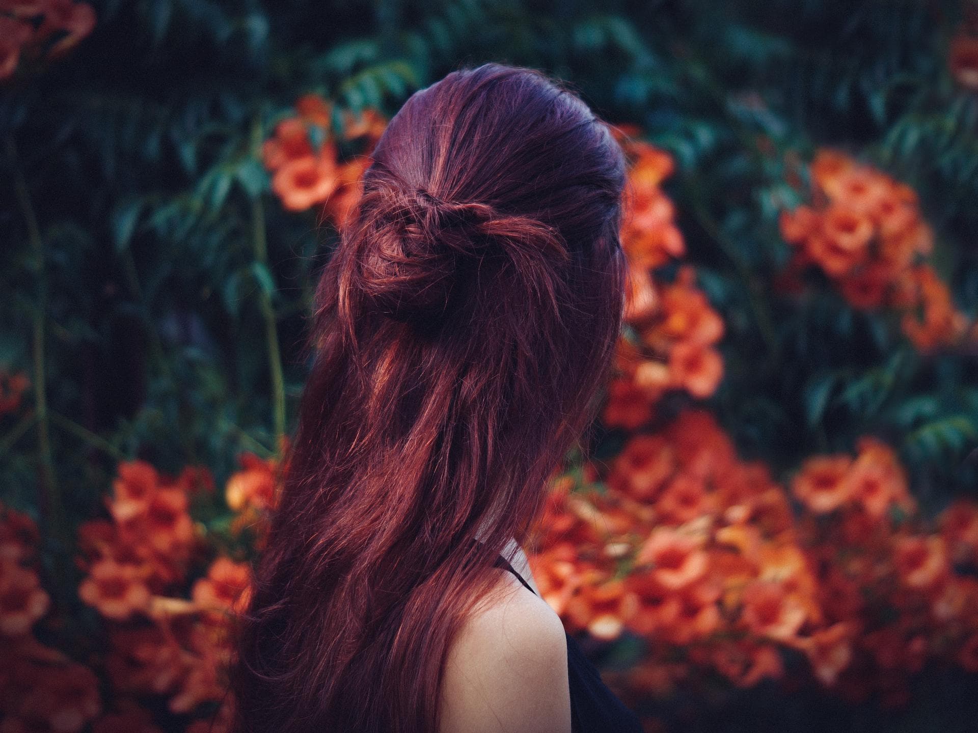 Mulled Wine Hair Mädchen von hinten mit roten Haaren