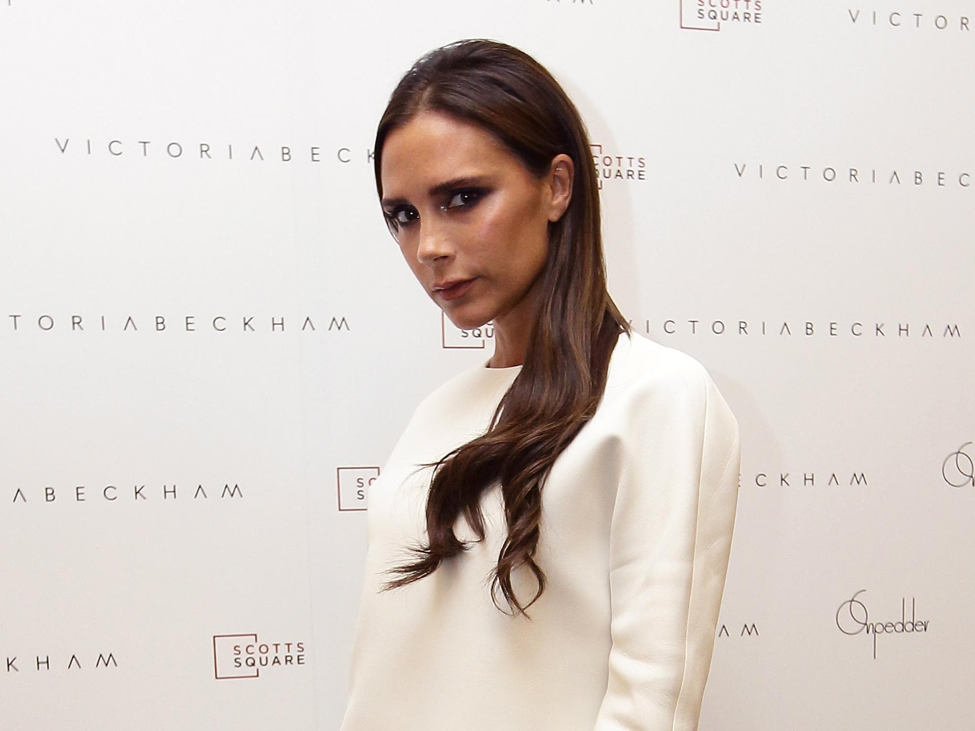 Victoria Beckham Haarpflege Victoria Beckham mit offenen Haaren im weißen Kleid