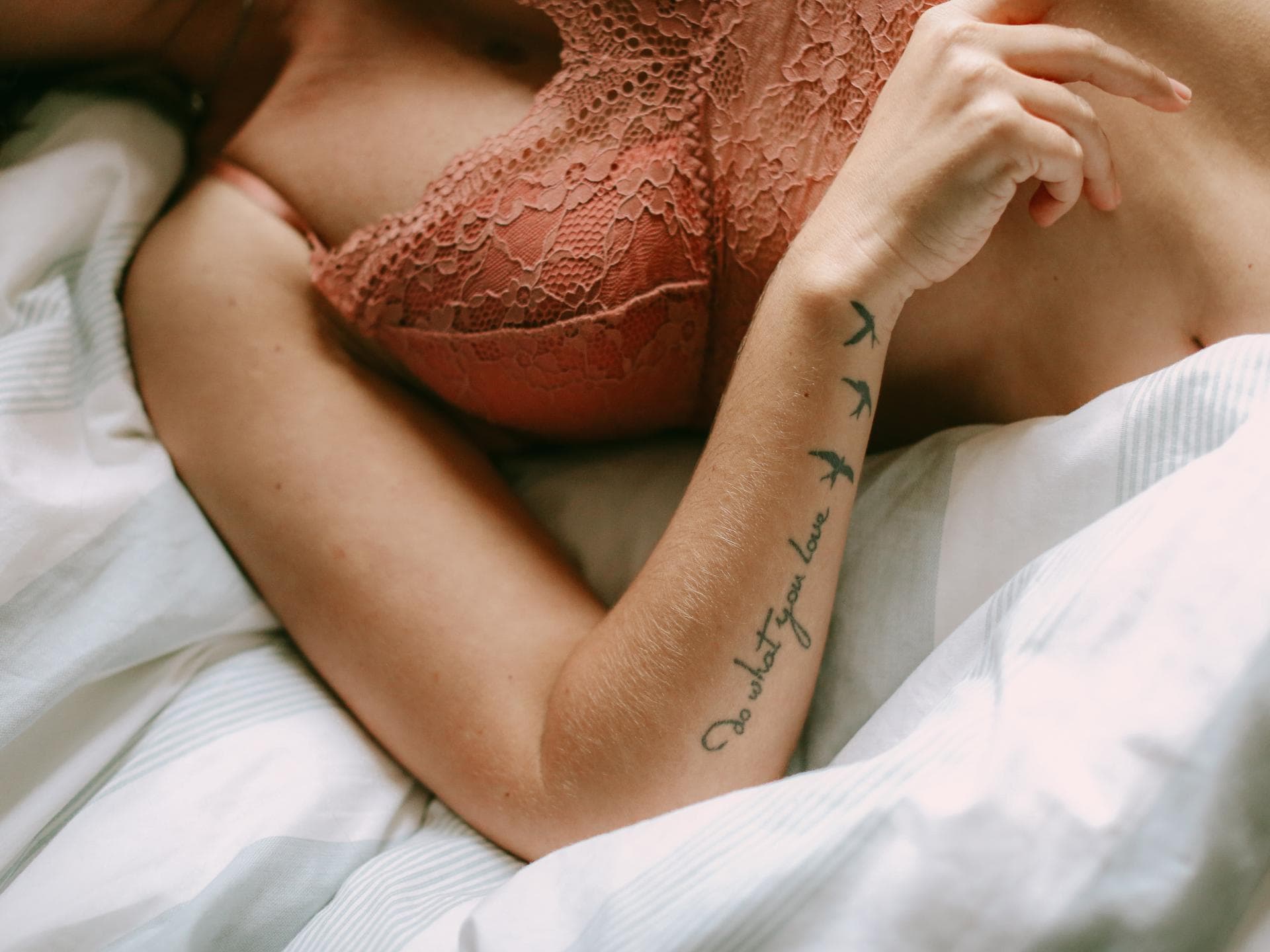 Brau liegt mit Unterwäsche im Bett