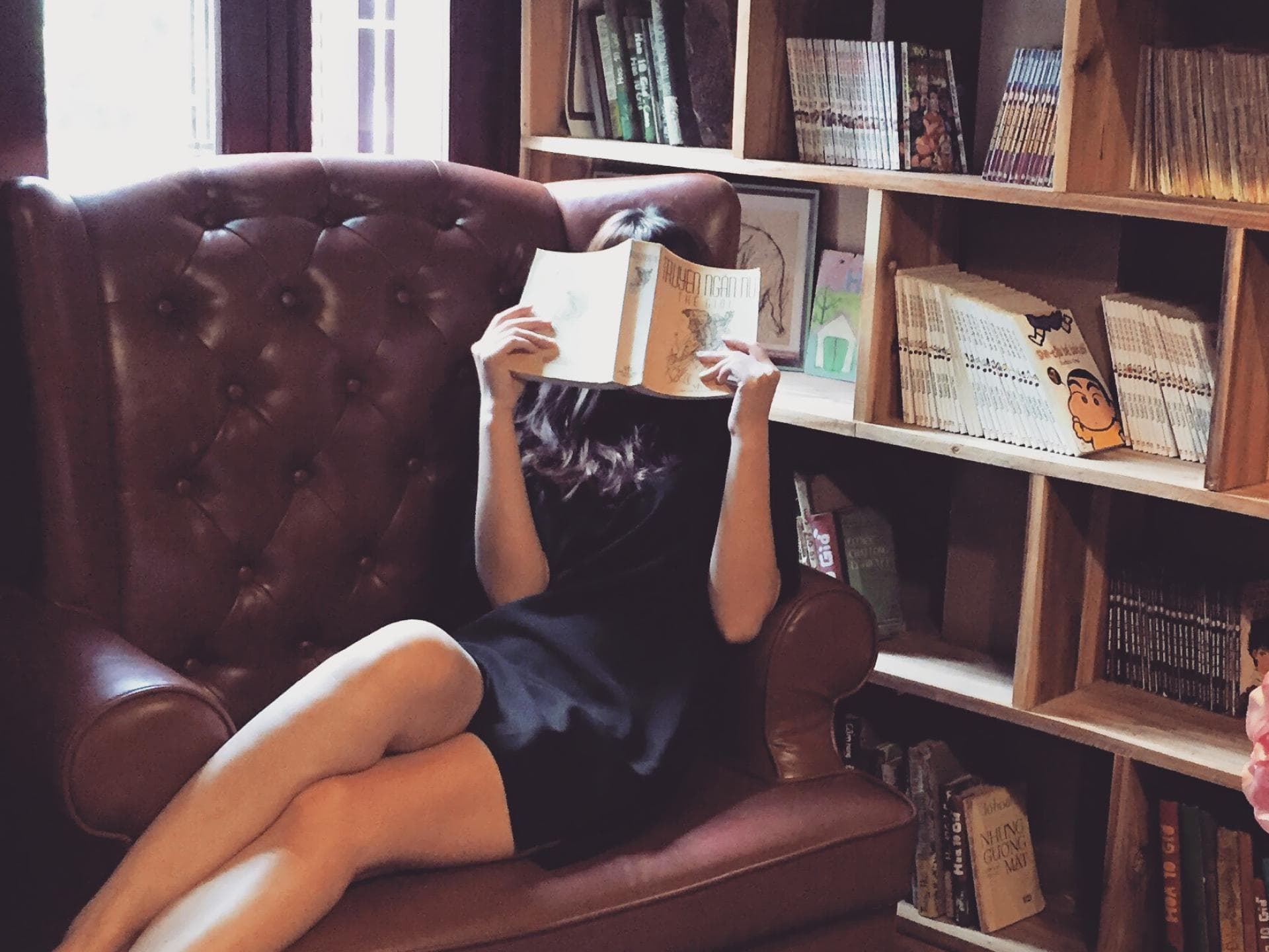 Mädchen mit Buch im Sessel