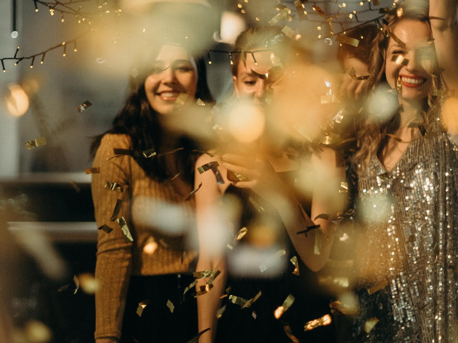Silvester 2021 Frauen in Konfetti an Silvester