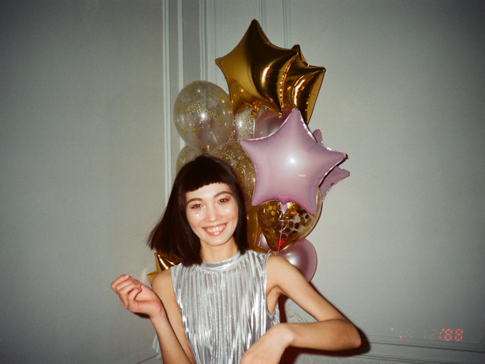Jahreswende Horoskop Frau mit Luftballons
