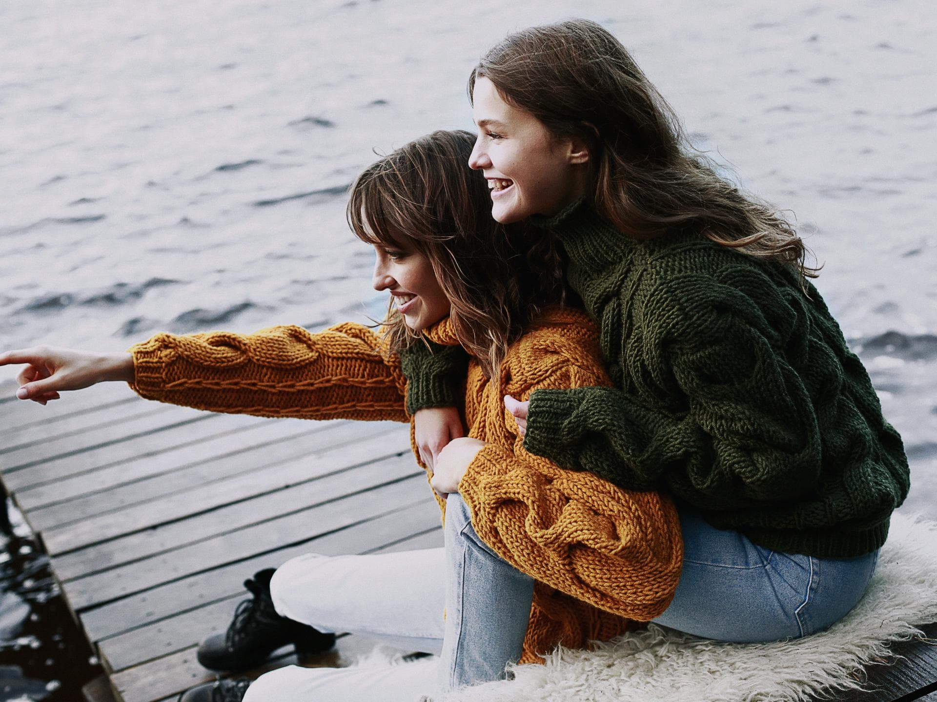 Horoskop Thema Horoskop Thema: Zwei Frauen am See
