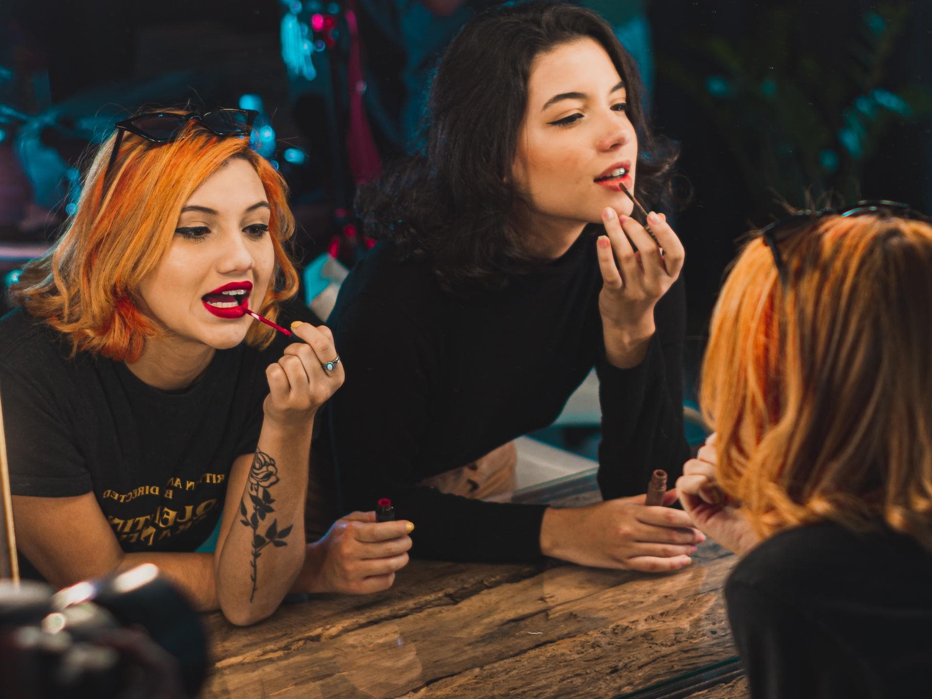 Blogartikel: Welche Lippenstiftfarbe passt zu deinem Element Zwei Frauen schminken sich im Spiegel
