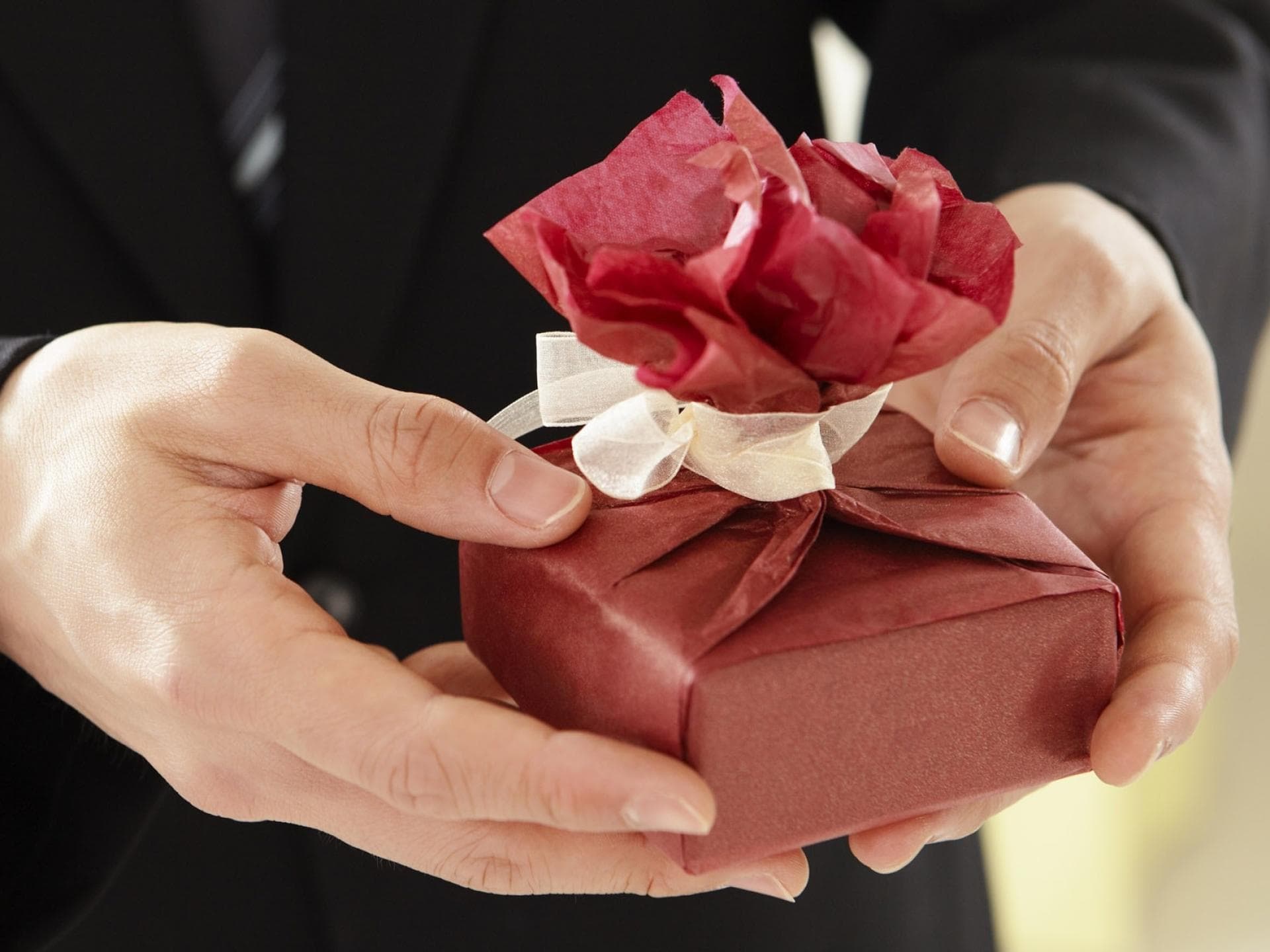 weihnachtsgeschenk in der hand halten 