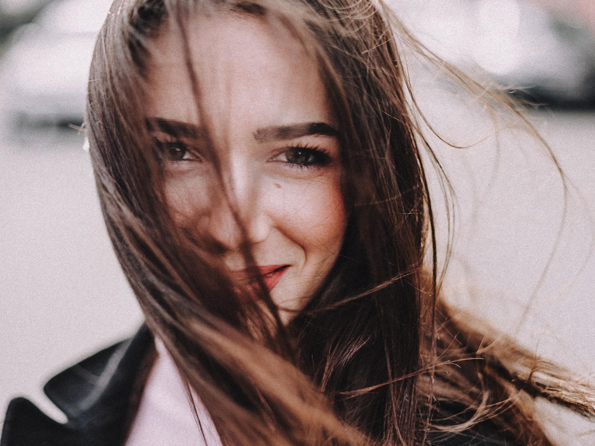 Junge Frau mit reiner Haut und wehenden Haaren 