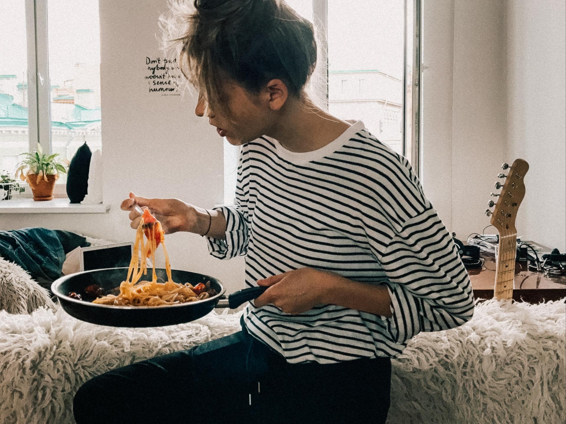 Frau mit Spaghetti in einer Pfanne