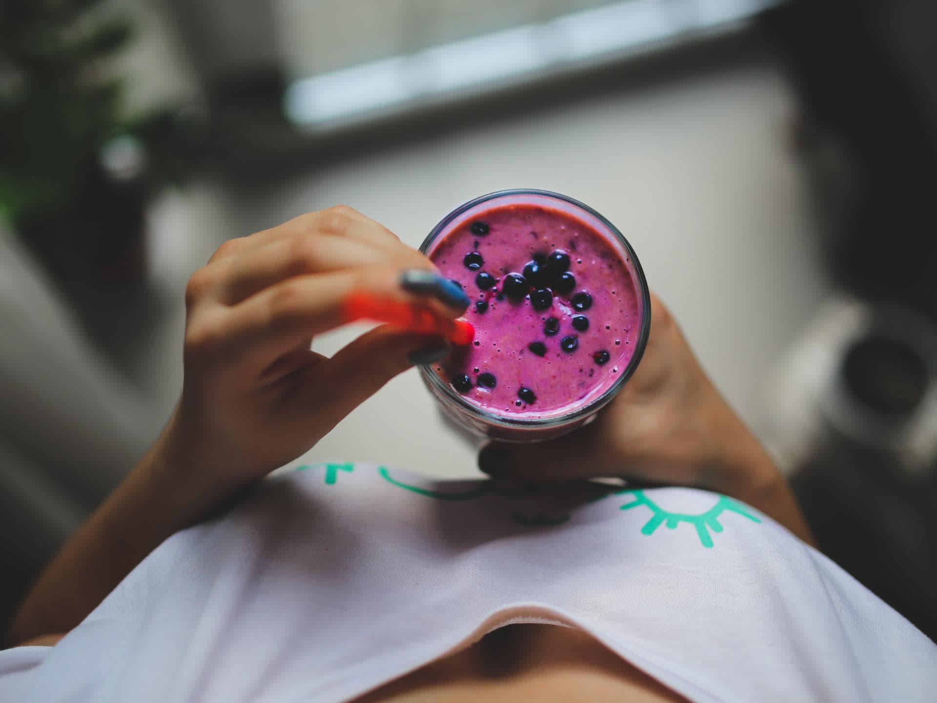 Frau hält Smoothie in der Hand