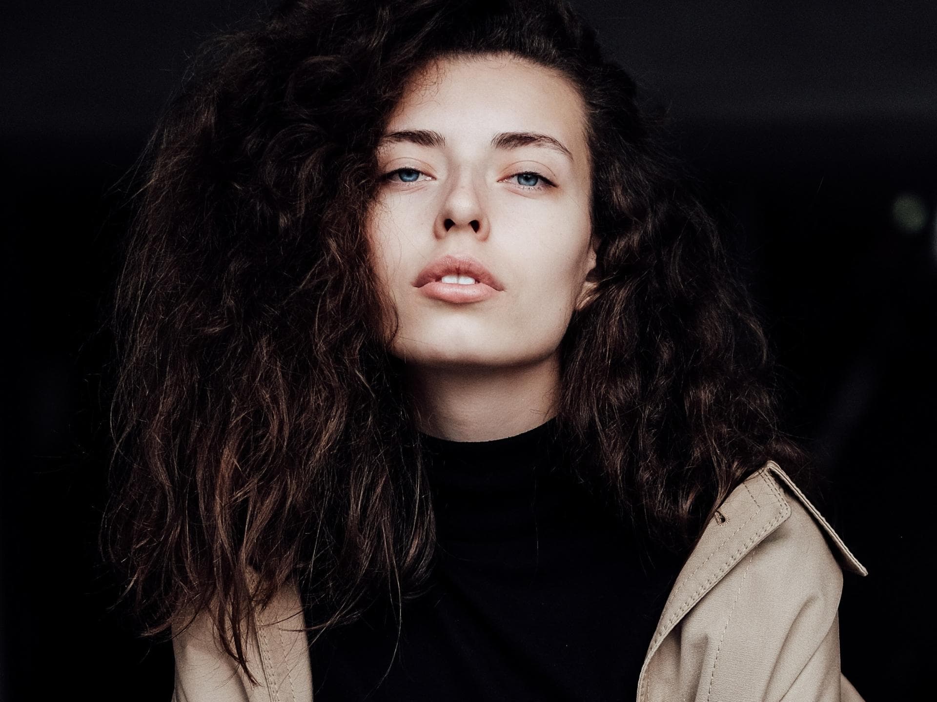 Vitamin E ist der Schlüssel zu reiner Haut Frau mit heller Haut und dunklem Haar