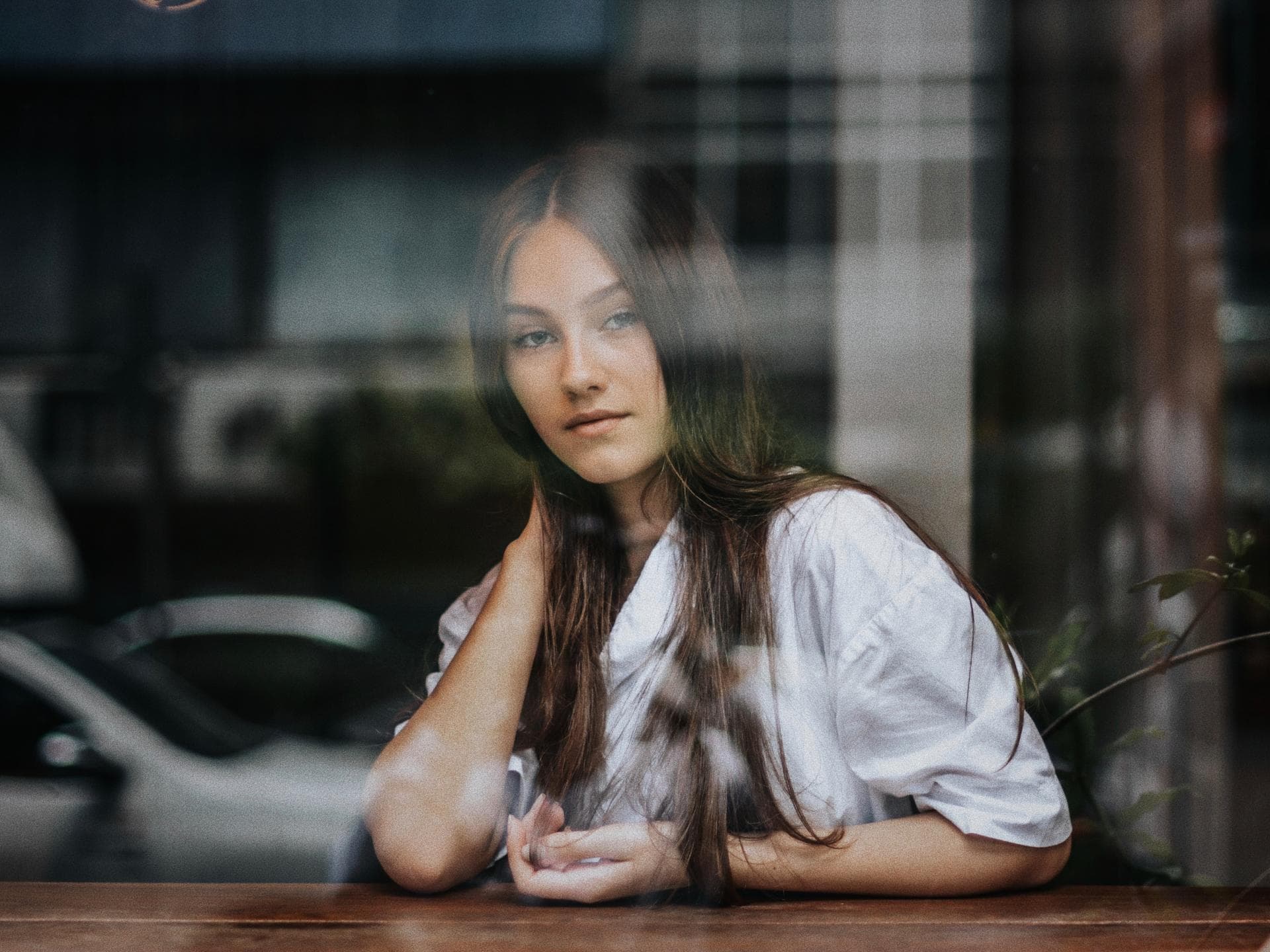 Darum sind die attraktivsten Frauen immer Single Frau sitzt hinter Fensterscheibe