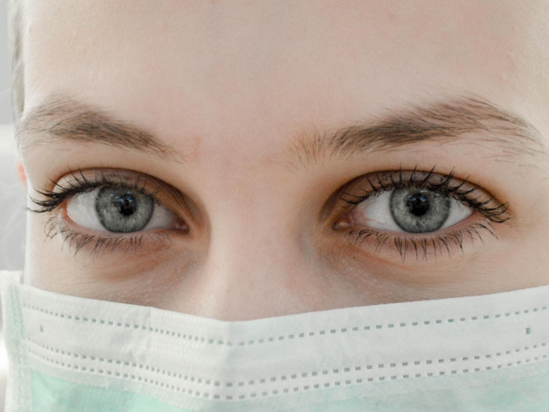 coronavirus symptome coronavirus frau mit mundschutz