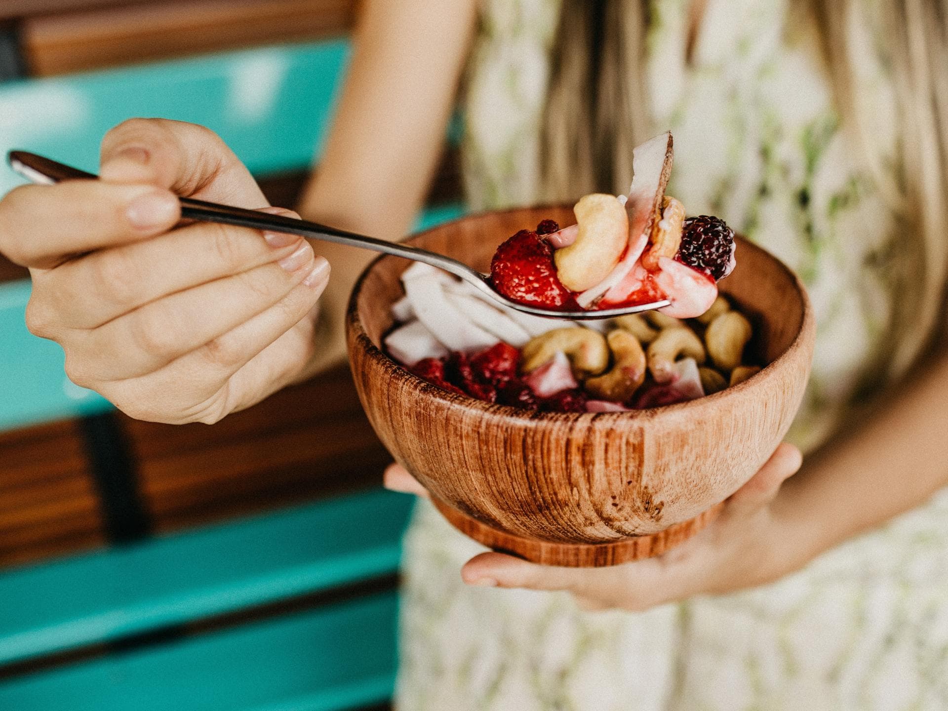 Diät Fehler Frau mit einer Schüssel Müsli