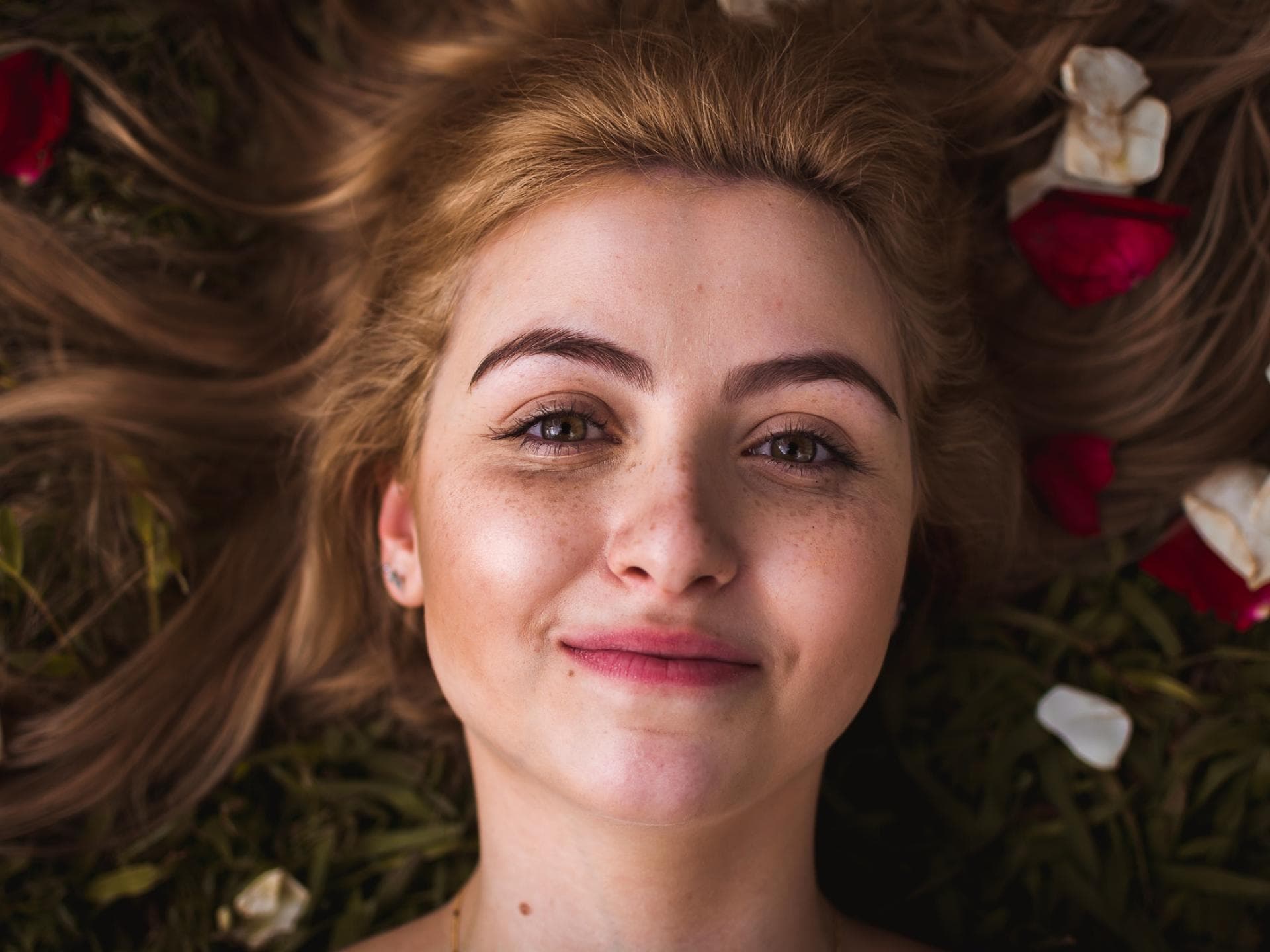 Collagen Gel Lachende Frau mit Blüten im Haar
