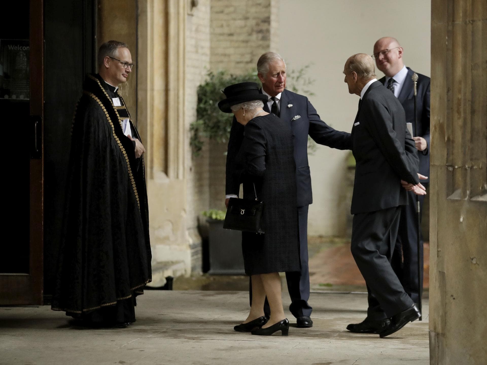 Queen und Prinz Philip laufen in die Kirche