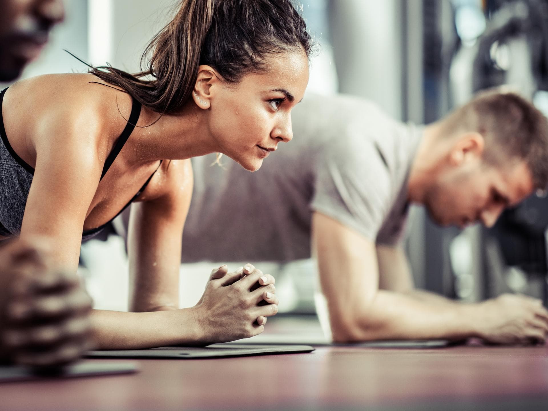 sport fitness gesund frau im fitnessstudio