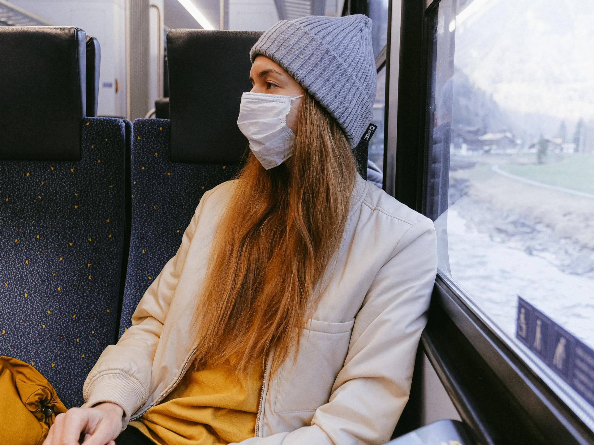 Frau trägt in der Bahn eine Atemschutzmaske Frau trägt in der Bahn eine Atemschutzmaske