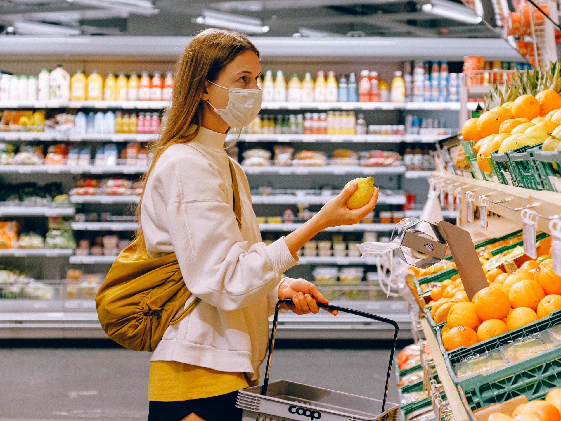 Hygiene Regeln im Supermarkt Mädchen mit Maske im Supermarkt