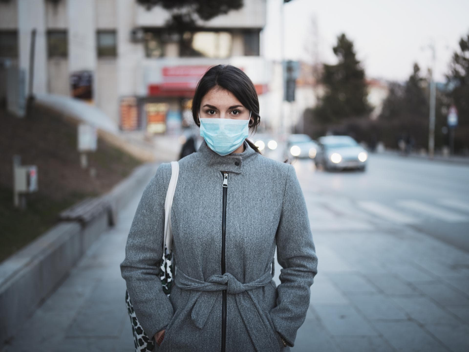 frau mit mundschutz coronavirus