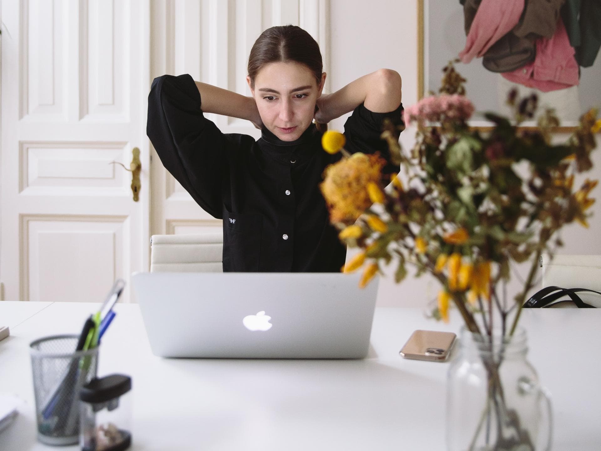 Equal Pay Day Frau sitzt an Schreibtisch mit Laptop