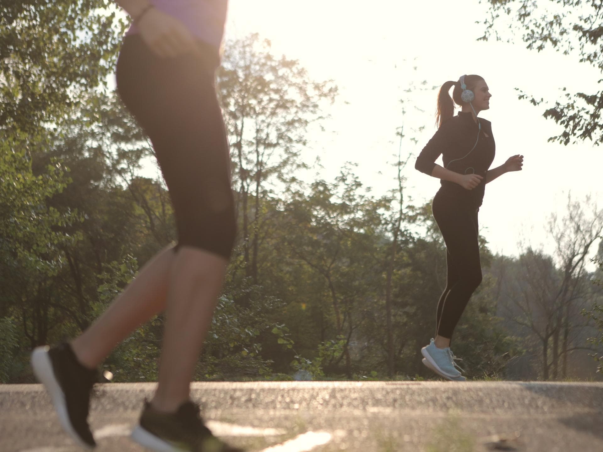 Frauen beim Joggen und Musik hören