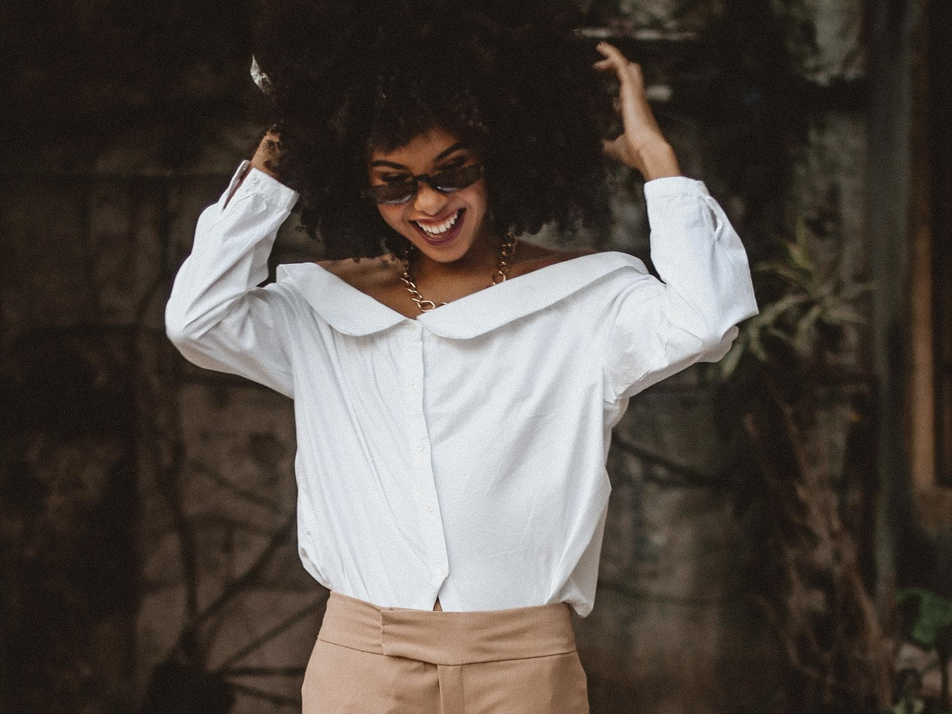 Horoskop: Glückssträhne Horoskop: Frau mit Afro und Sonnenbrille lacht