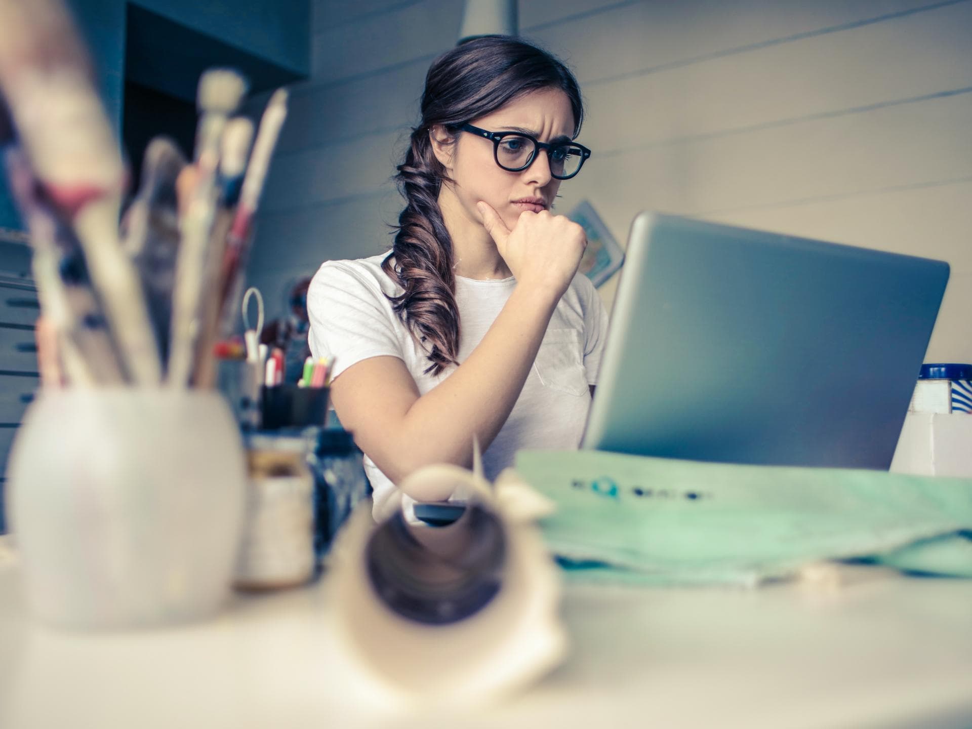 Arbeitslos durch Corona Frau am Laptio