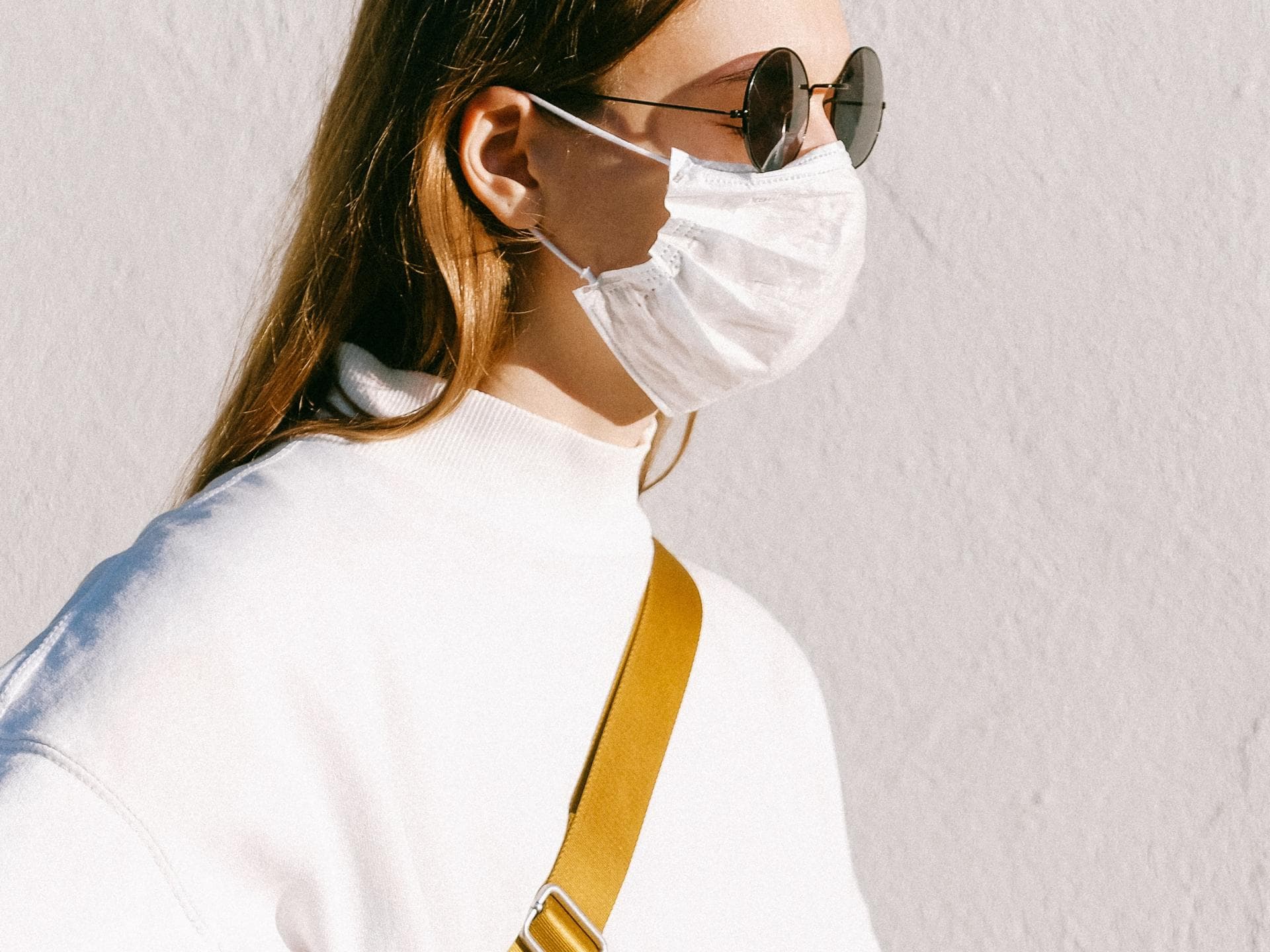 Frau mit Maske