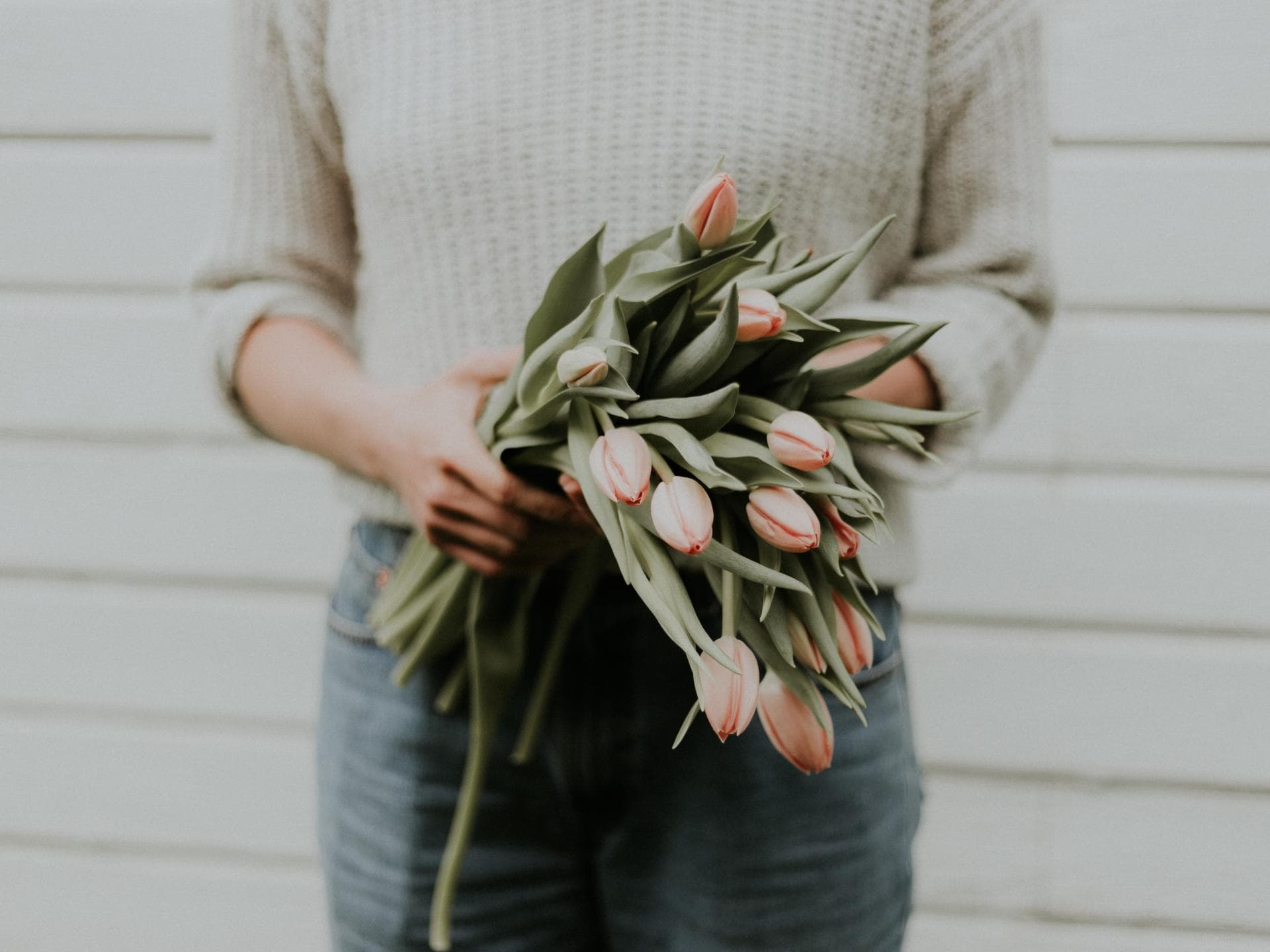 Frau mit Tulpen-Strauß Frau mit Tulpen-Strauß