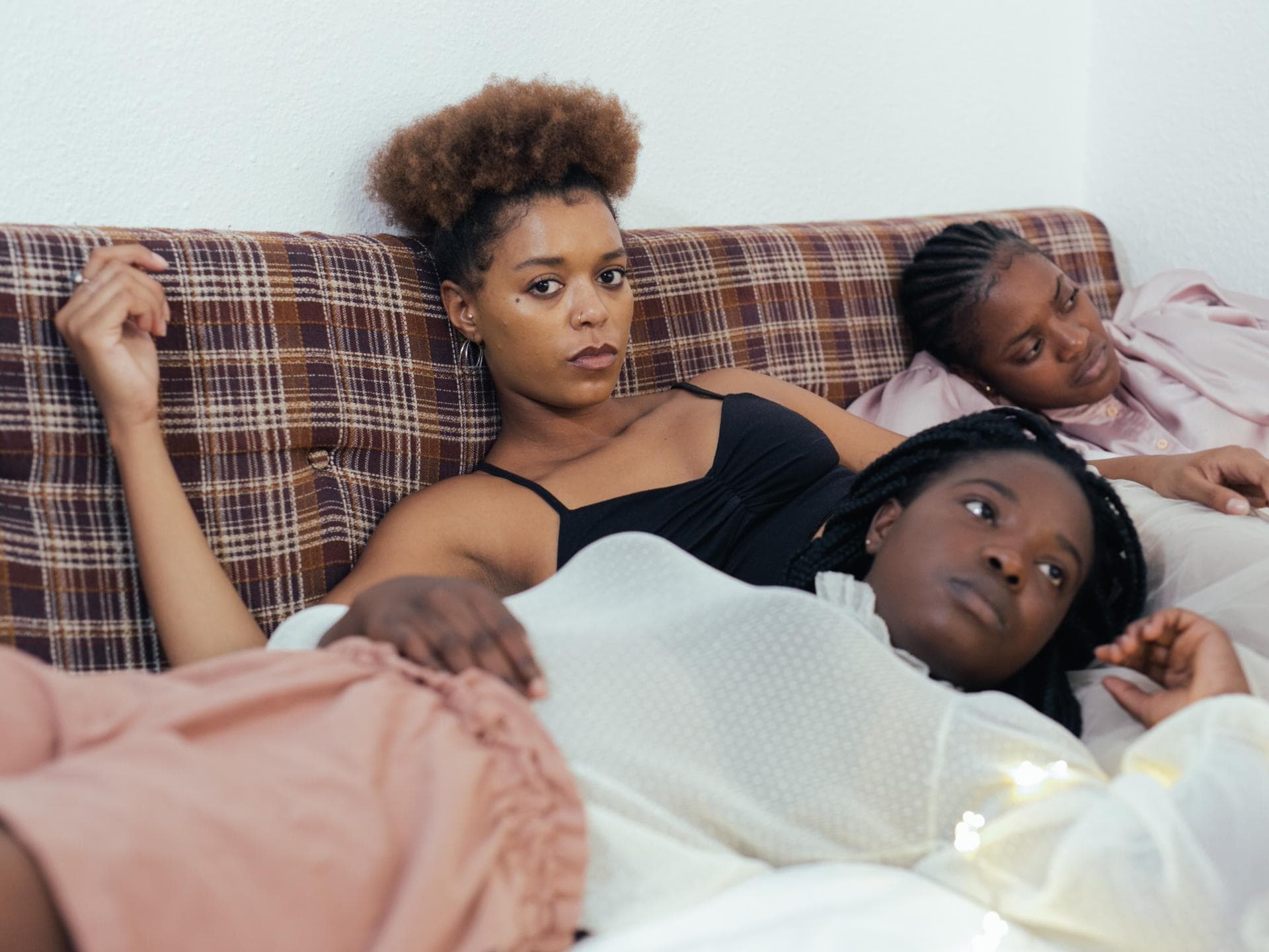 drei Frauen auf einem Sofa