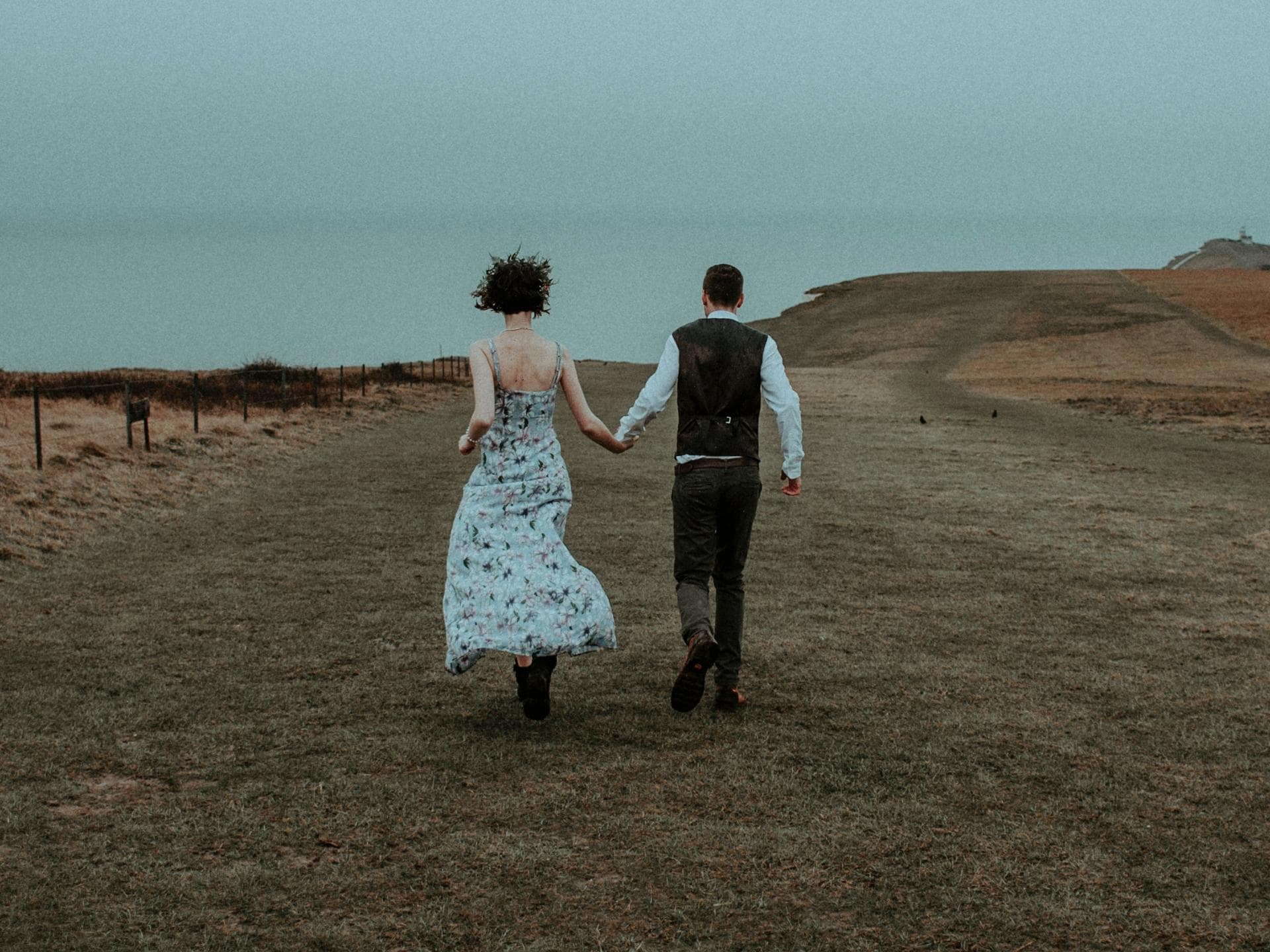 Glück in der Liebe Frau und Mann laufen Hand in Hand