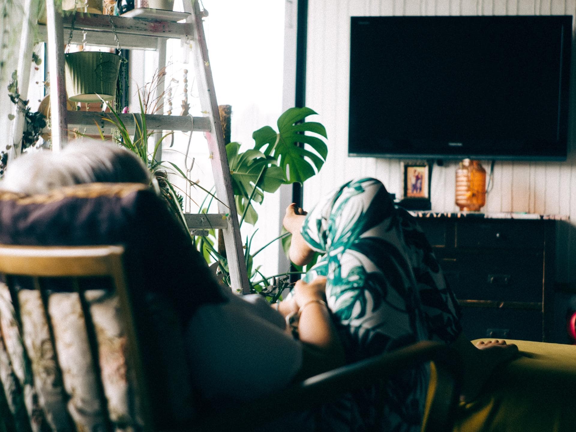 TV Programm erster Mai Mädchen im Wohnzimmer vor dem TV
