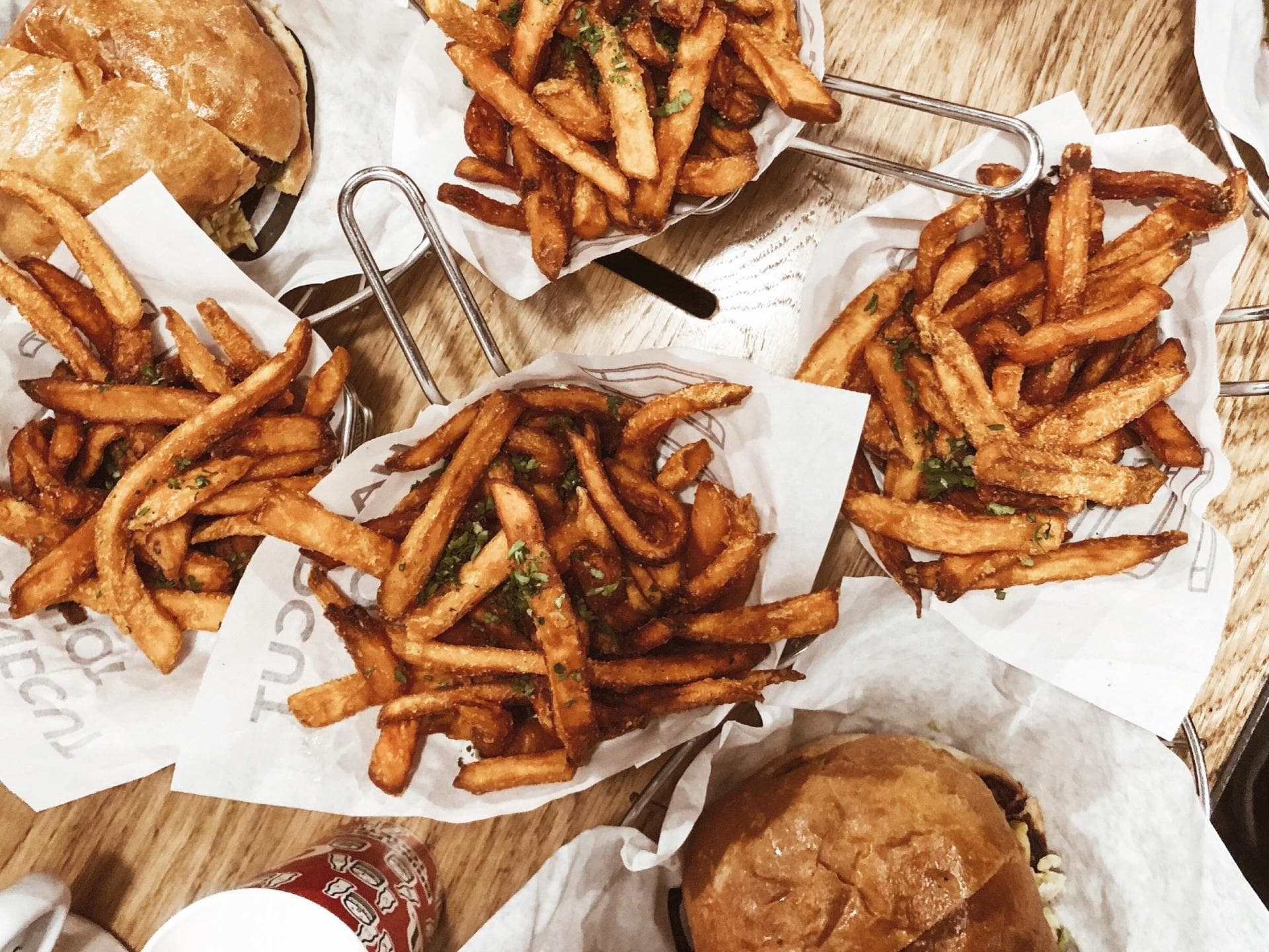 Pommes und Burger auf dem Tisch Pommes und Burger auf dem Tisch