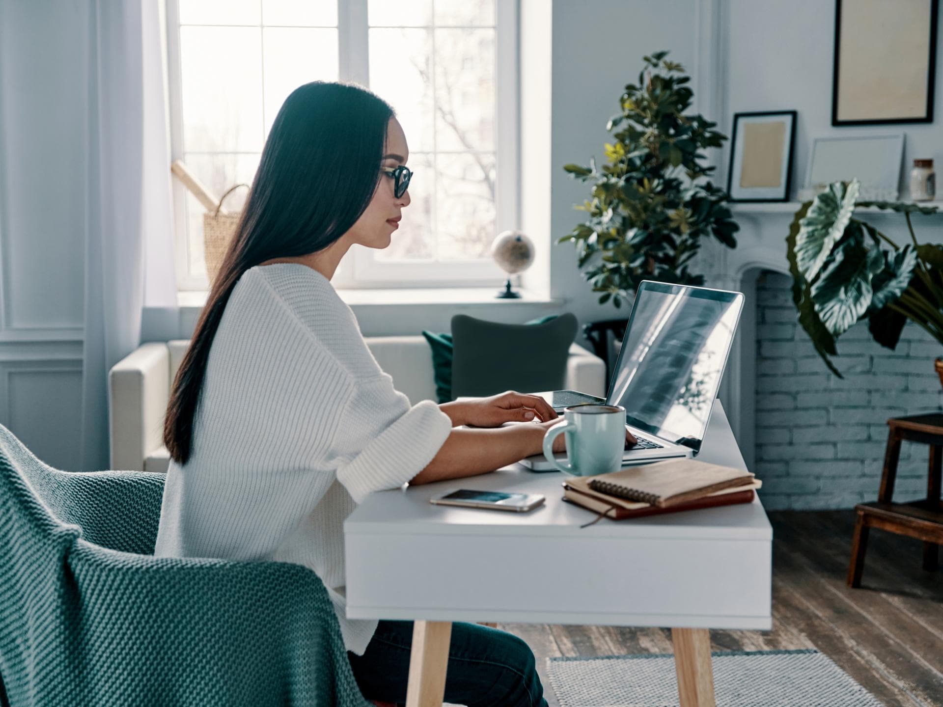 Home Office Trend Outfit Look Frau sitzt im Home Office vor dem Laptop