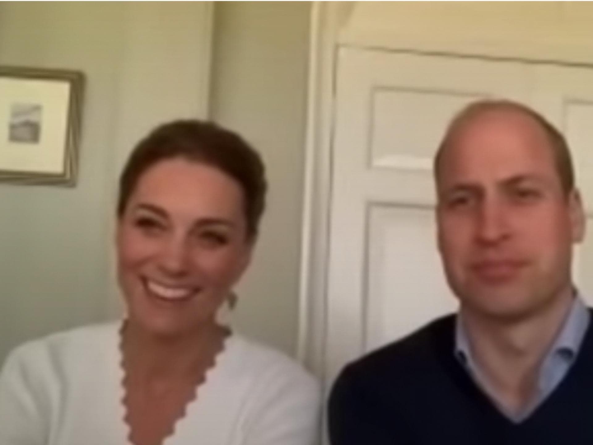 Herzogin Kate im weißen Cardigan mit Prinz William