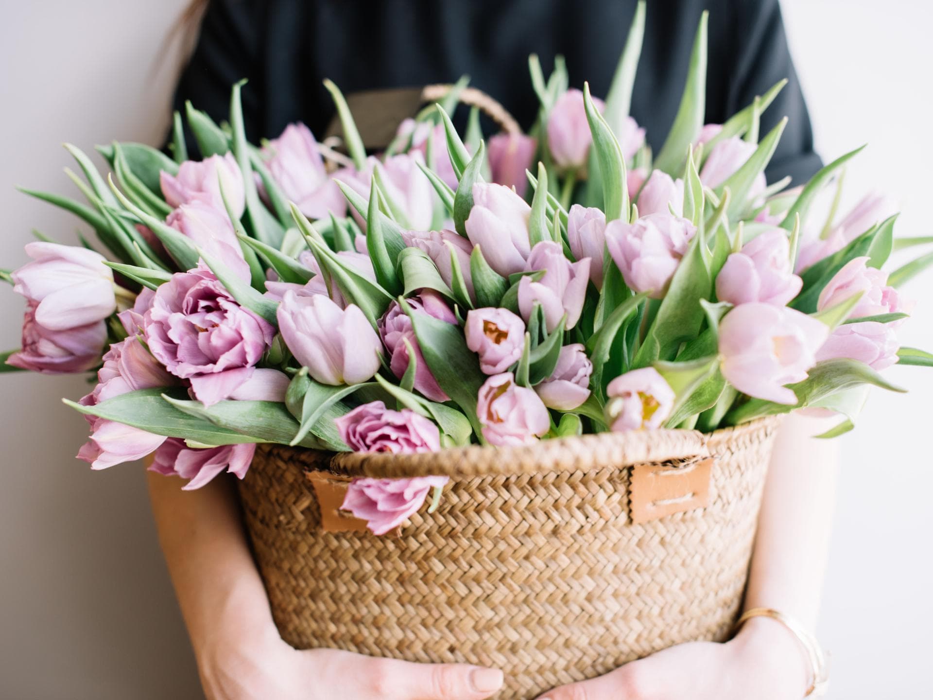 Großer Blumenstrauß mit Tulpen im Korb