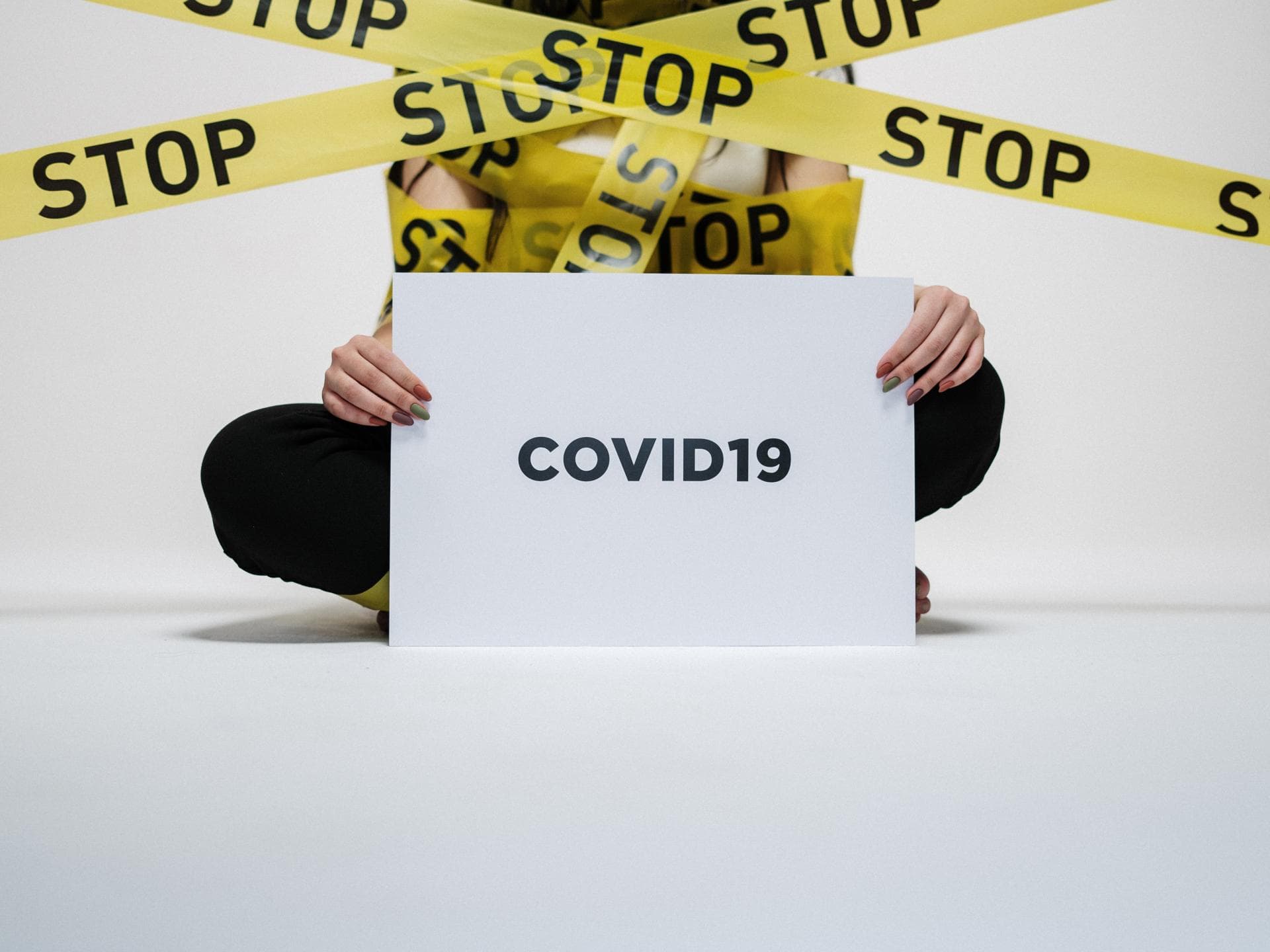 Mensch mit Corona Schild