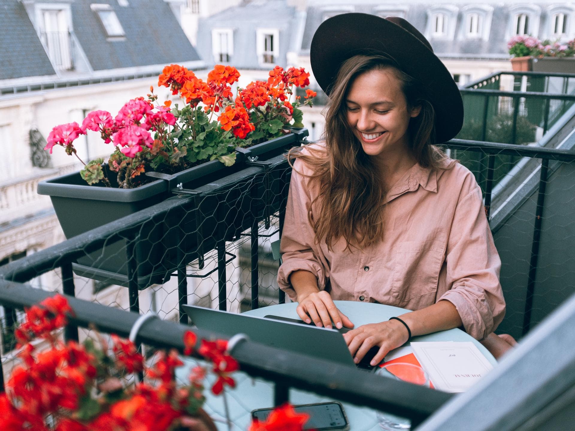Hitze-Tipps fürs Homeoffice Frau sitzt auf Balkon mit Laptop