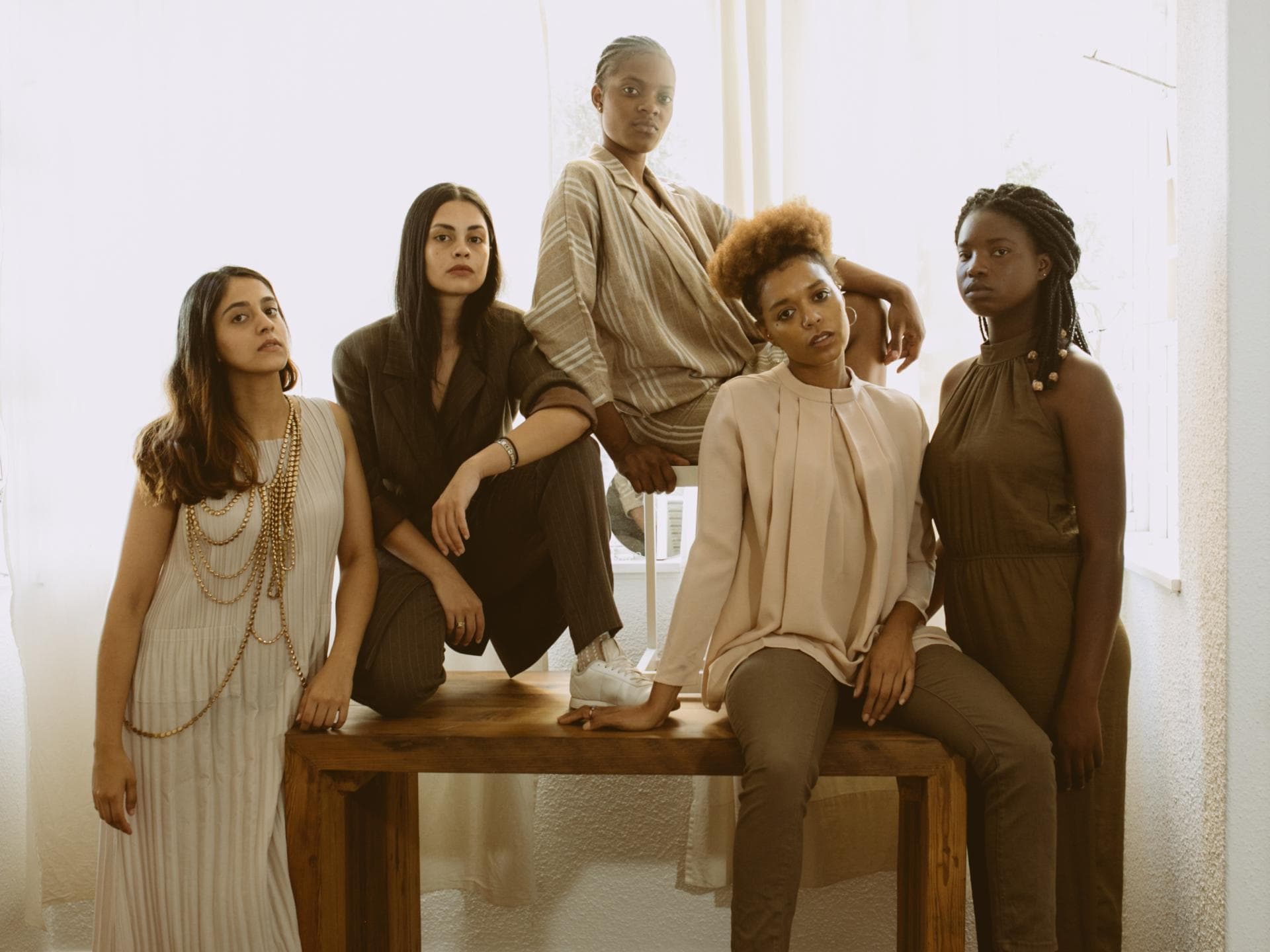 Labels von PoC Fünf Frauen mit unterschiedlichen Hautfarben