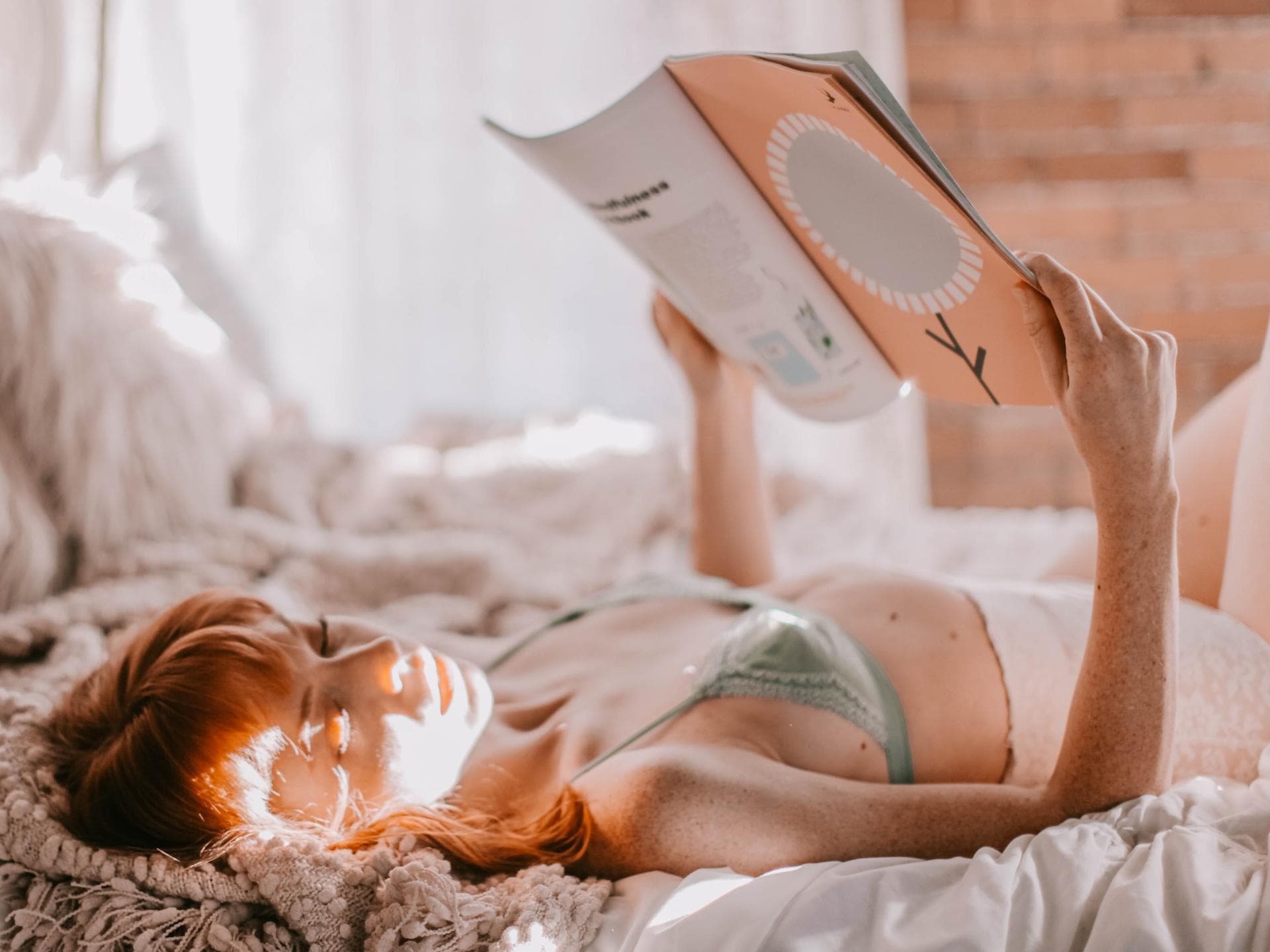Mädchen im Bett mit Magazin