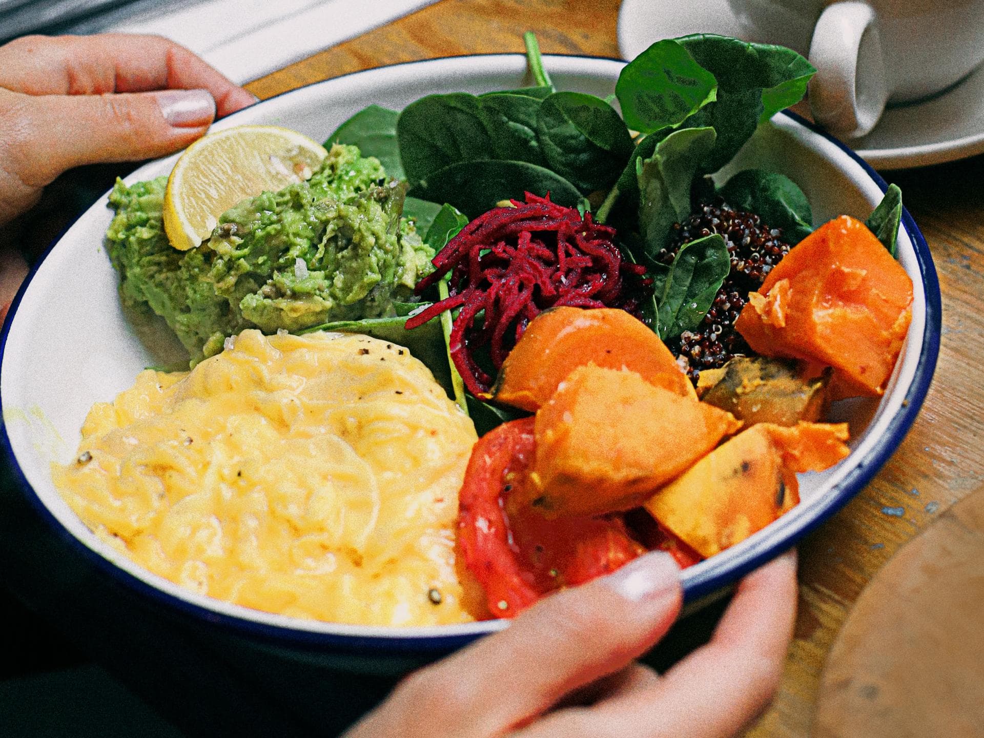 Gesundes Essen leckere Rezepte für den Sommer Gesunde Bowl mit Gemüse