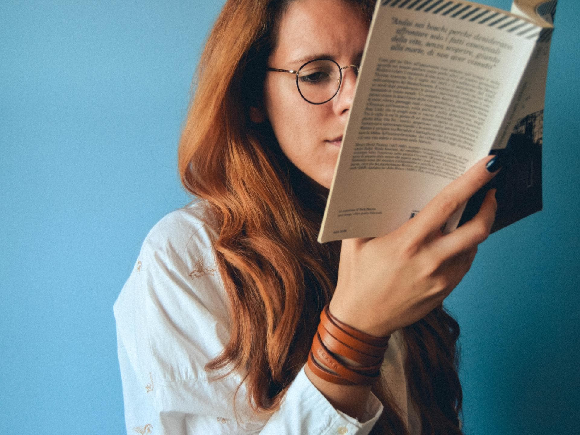 Wissenstest Klugscheisser Frau liest ein Buch