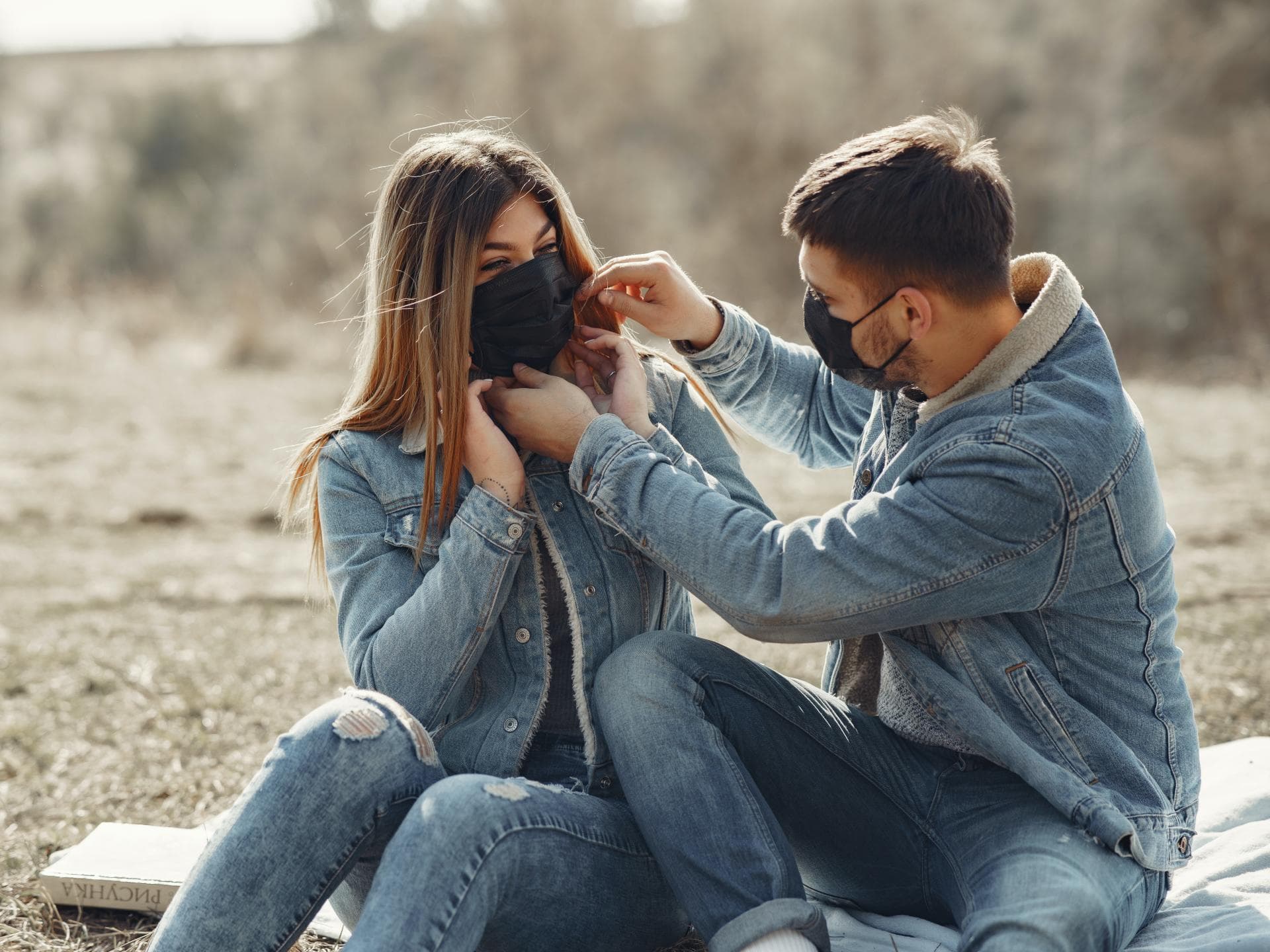 Frau und Mann mit Atemmaske in der Natur