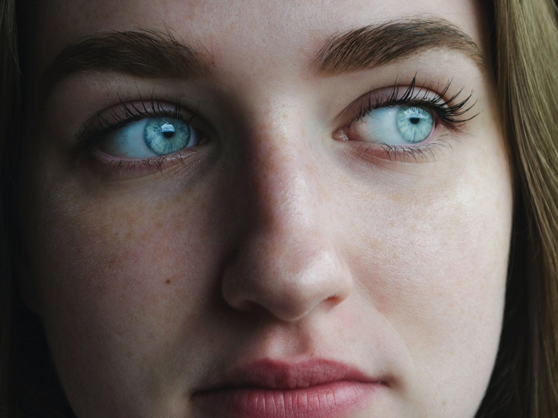 Frau mit blauen Augen