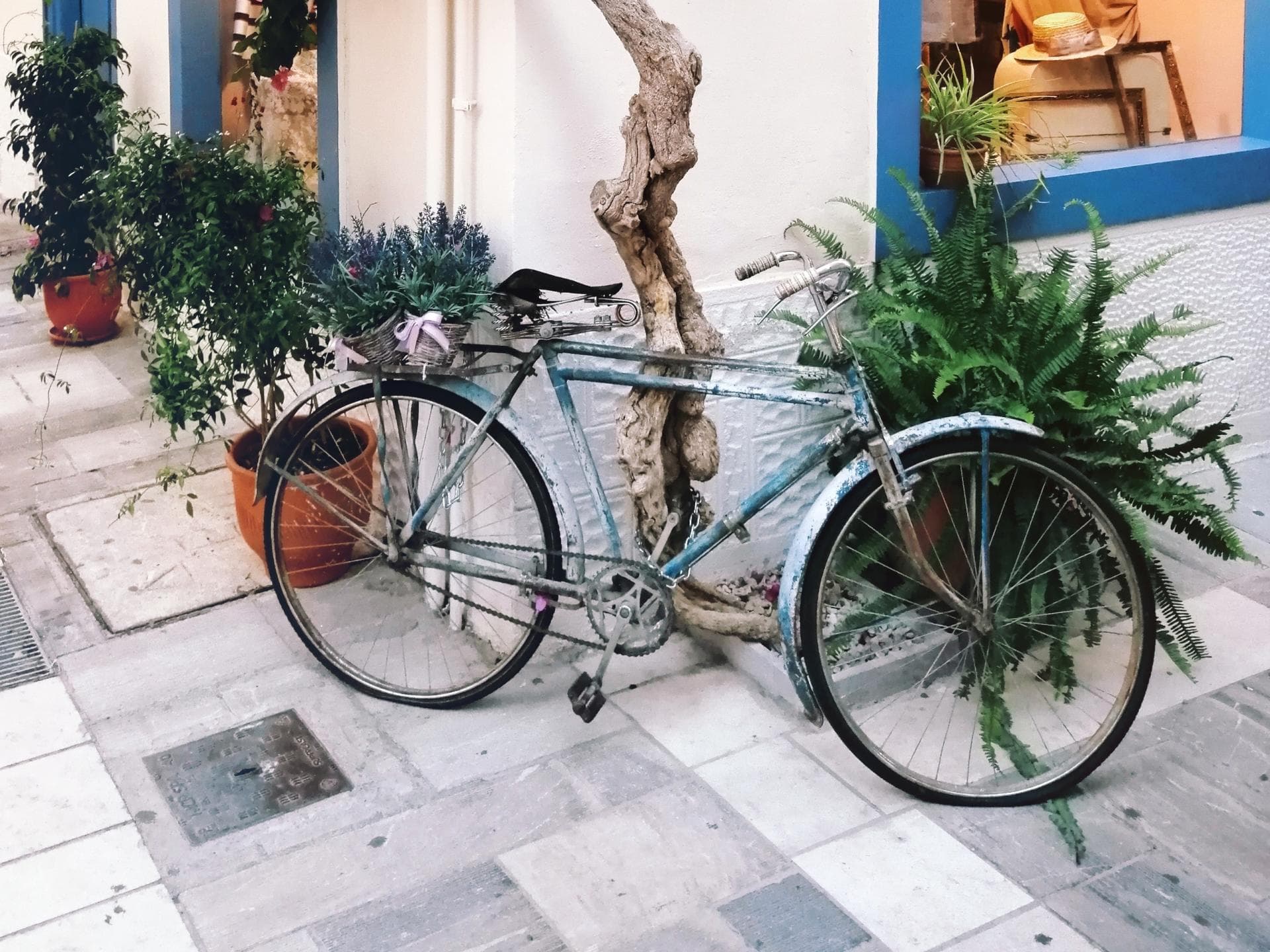 Kleider zum Fahrrad fahren Fahrrad vor Haus