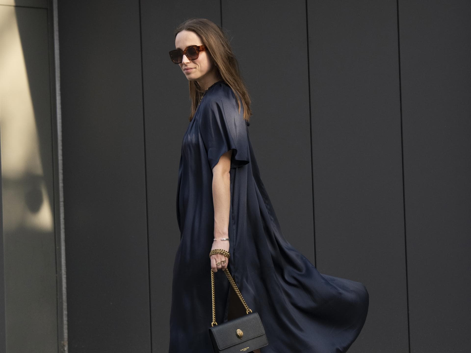 Frau mit schwarzem Maxikleid Frau mit schwarzem Maxikleid