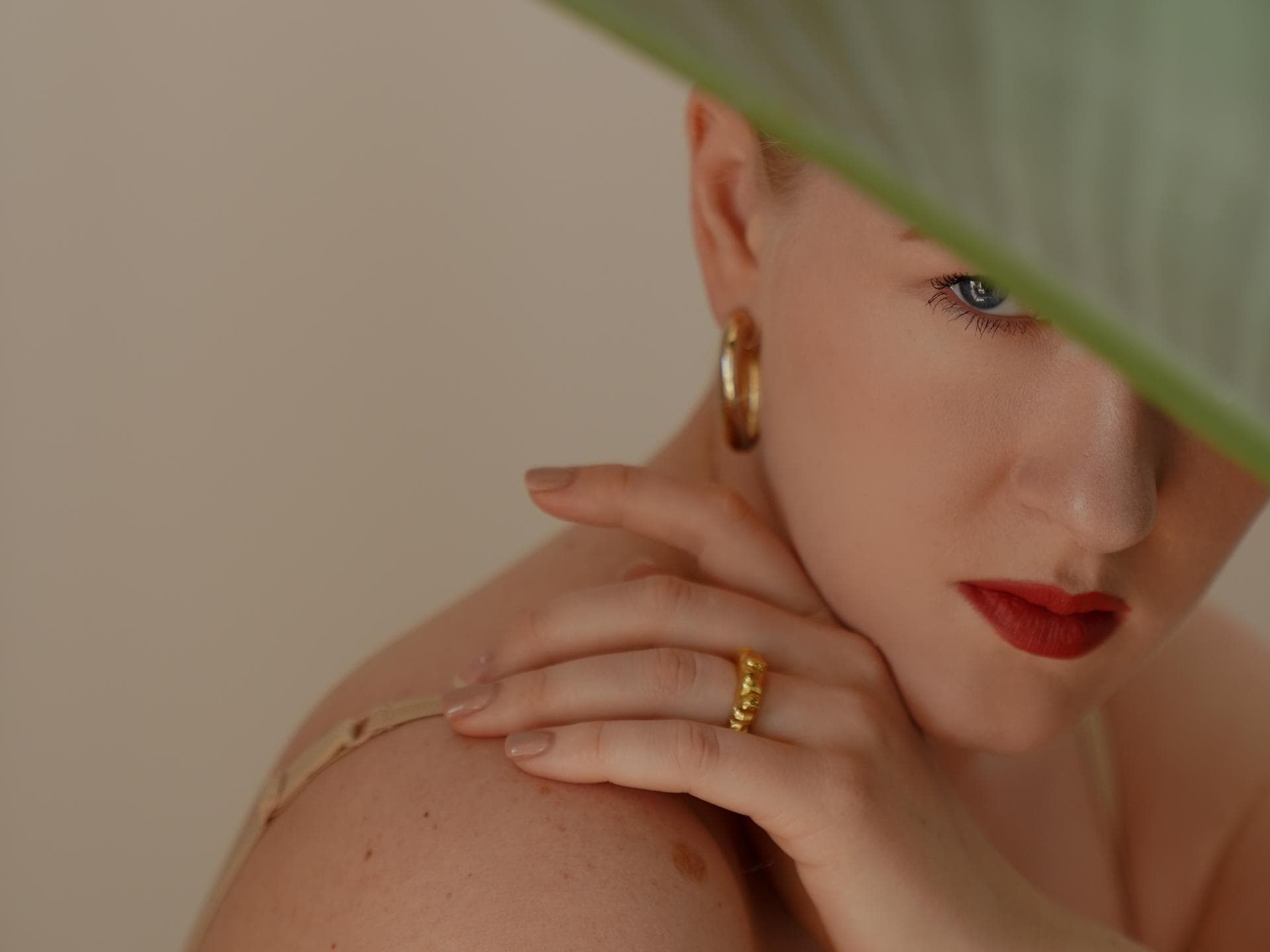 Roter Lippenstift Frau mit roten Lippen