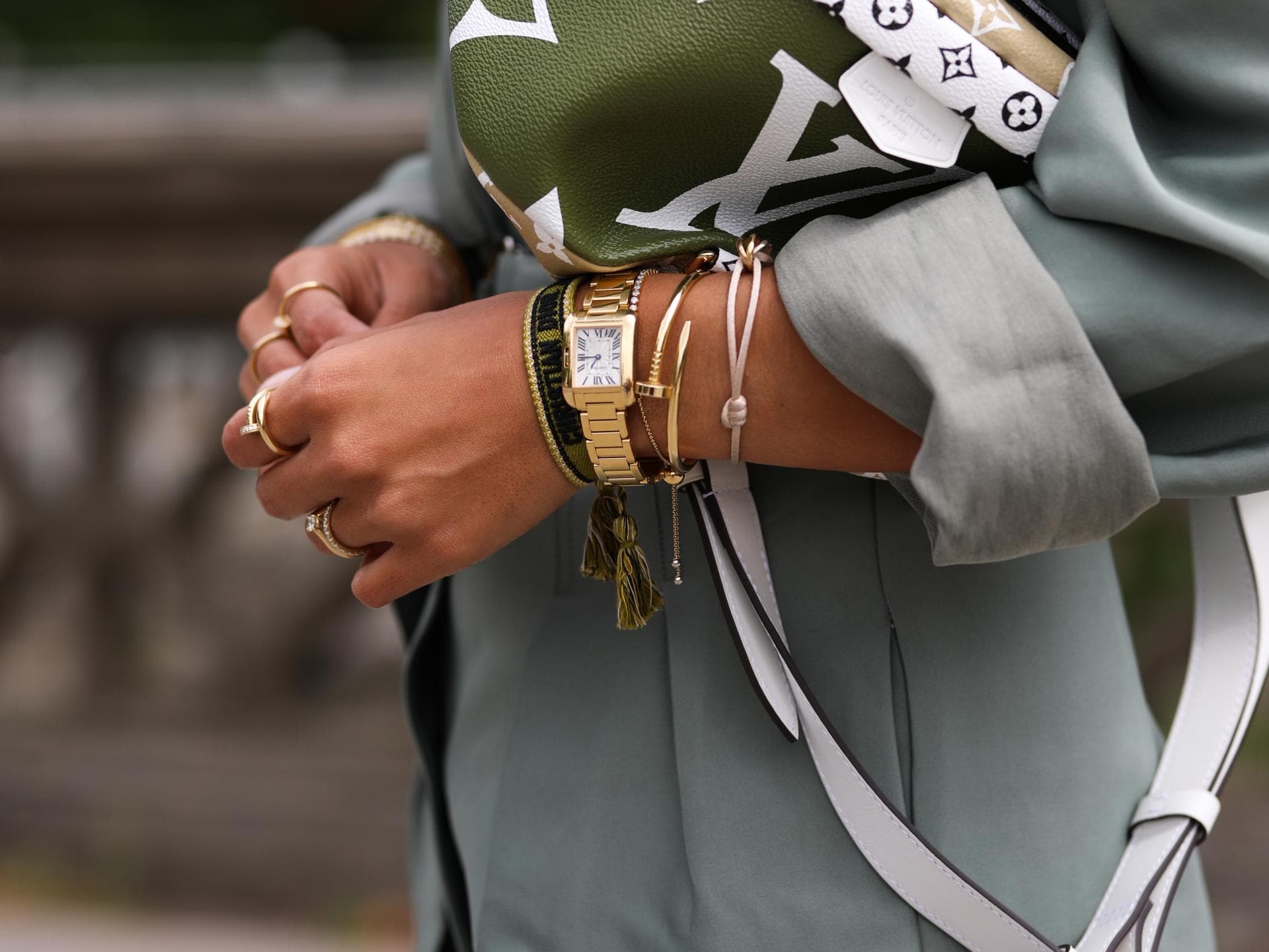 Influencer mit Schmuck und Accessoires